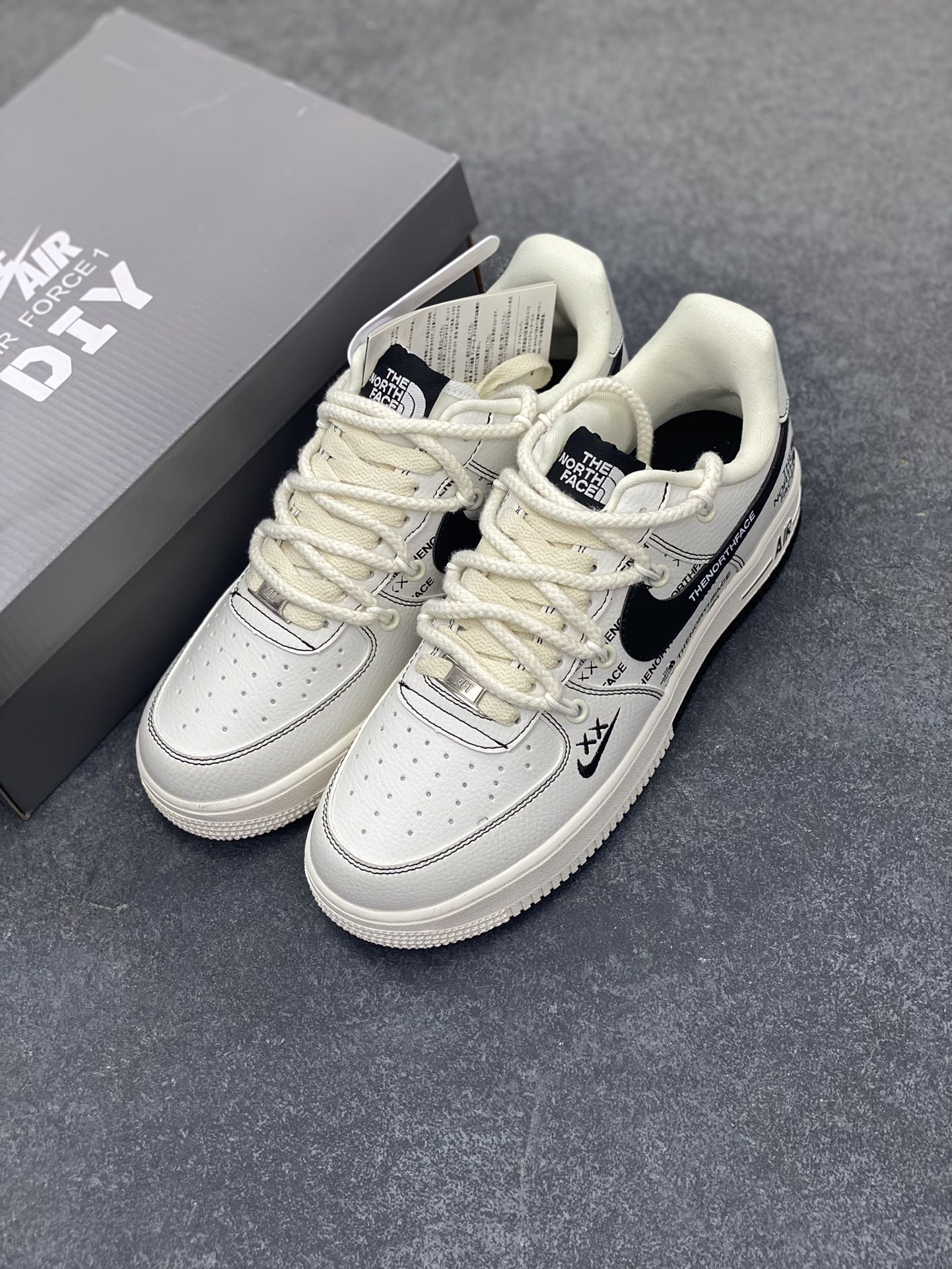 图片[8]-高端定制Nike Air Force 1 \’07 Low 北面联名— 白黑绑带 高端定制 低帮休闲板鞋 定制鞋盒 大厂纯原品质出货 超高清洁度 皮料切割干净无任何毛边 细节完美 货号：AM1588-012 尺码：36 36.5 37.5 38 38.5 39 40 40.5 41 42 42.5 43 44 44.5 45-选品中心