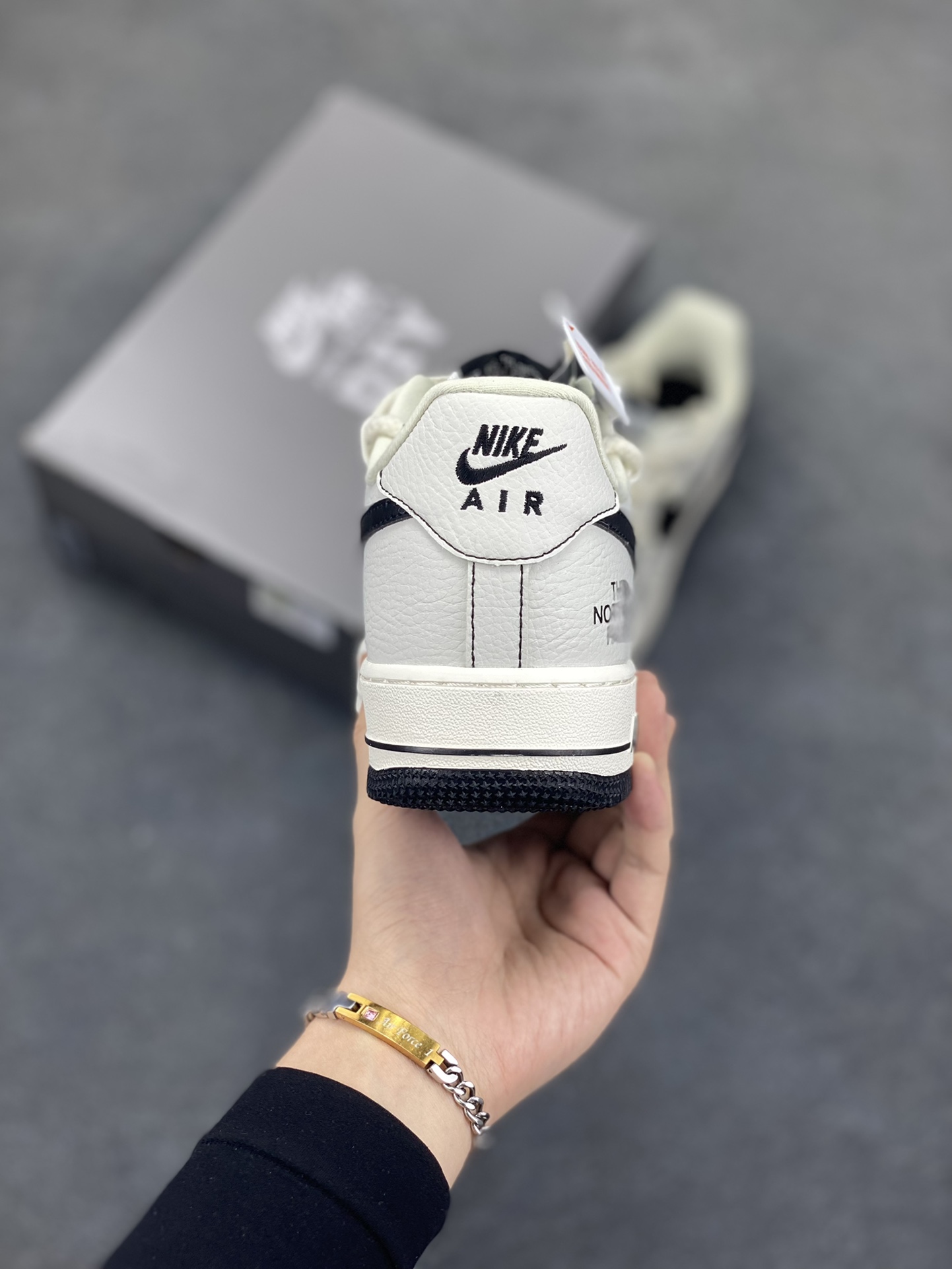 图片[4]-高端定制Nike Air Force 1 \’07 Low 北面联名— 白黑绑带 高端定制 低帮休闲板鞋 定制鞋盒 大厂纯原品质出货 超高清洁度 皮料切割干净无任何毛边 细节完美 货号：AM1588-012 尺码：36 36.5 37.5 38 38.5 39 40 40.5 41 42 42.5 43 44 44.5 45-选品中心