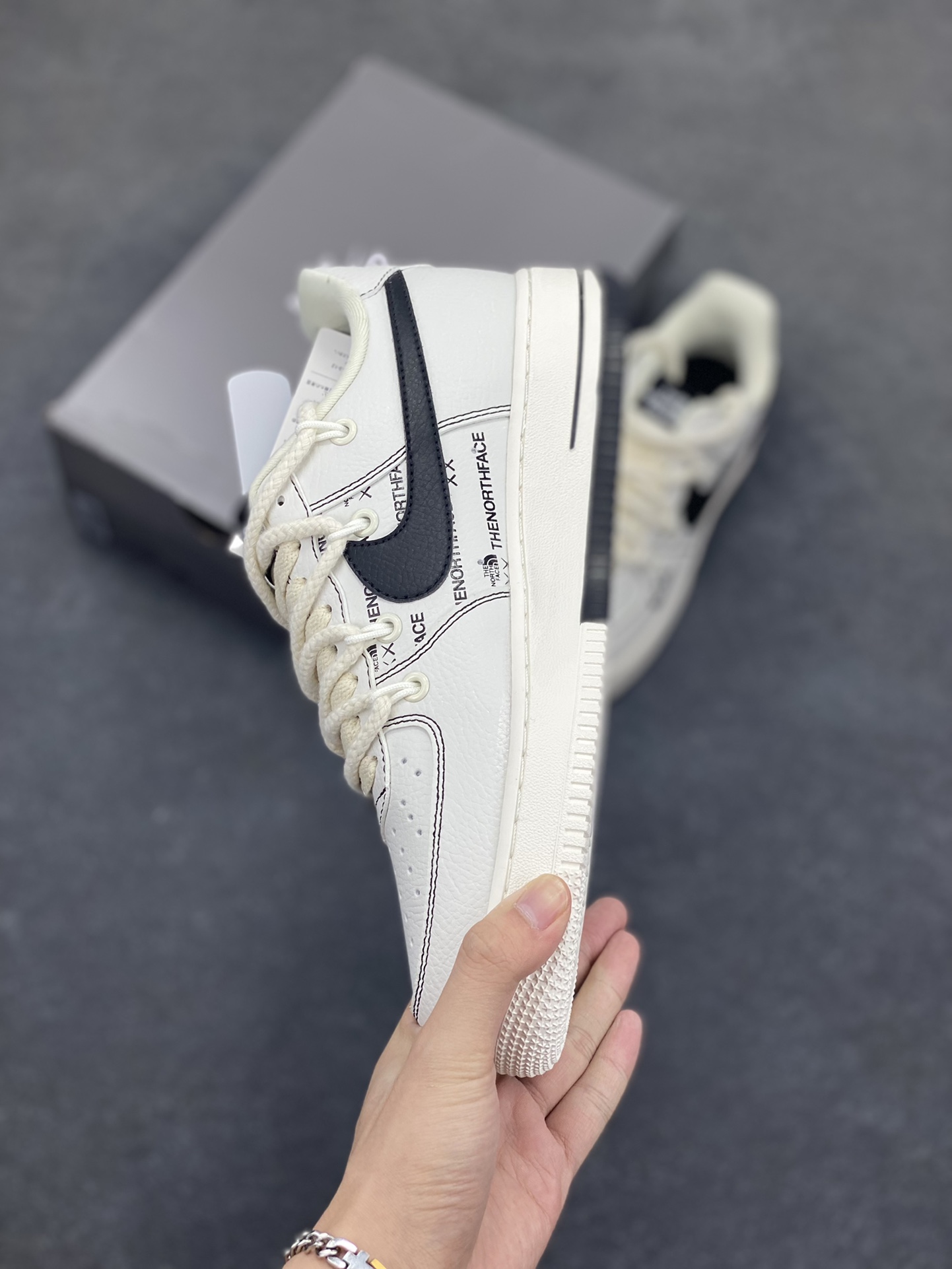 图片[3]-高端定制Nike Air Force 1 \’07 Low 北面联名— 白黑绑带 高端定制 低帮休闲板鞋 定制鞋盒 大厂纯原品质出货 超高清洁度 皮料切割干净无任何毛边 细节完美 货号：AM1588-012 尺码：36 36.5 37.5 38 38.5 39 40 40.5 41 42 42.5 43 44 44.5 45-选品中心