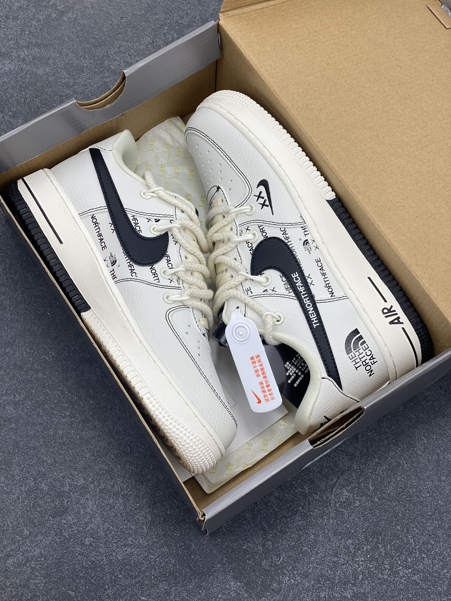 图片[9]-高端定制Nike Air Force 1 \’07 Low 北面联名— 白黑绑带 高端定制 低帮休闲板鞋 定制鞋盒 大厂纯原品质出货 超高清洁度 皮料切割干净无任何毛边 细节完美 货号：AM1588-012 尺码：36 36.5 37.5 38 38.5 39 40 40.5 41 42 42.5 43 44 44.5 45-选品中心