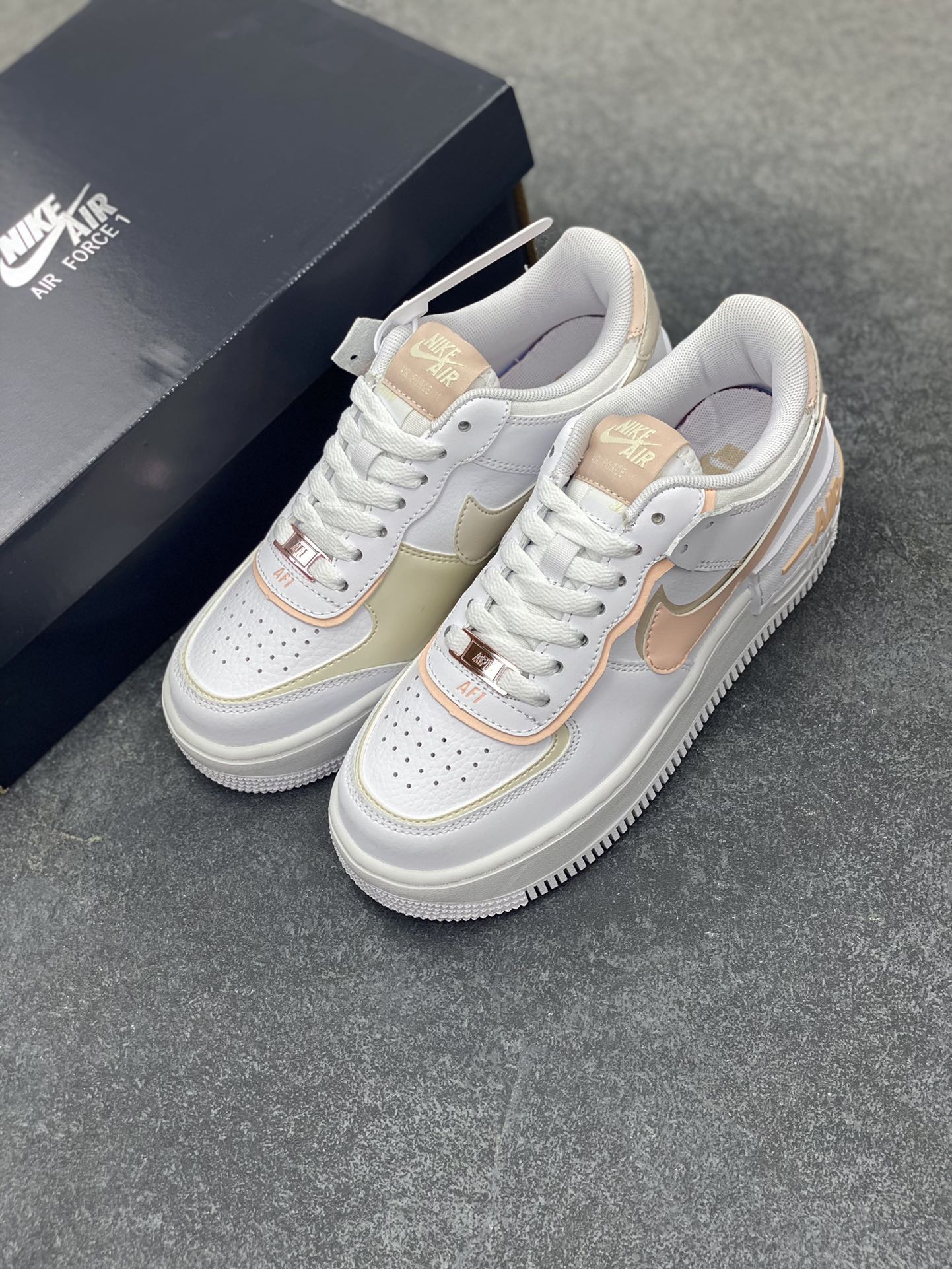 图片[8]-NK Air Force 1 Shadow 轻量增高低帮百搭板鞋\”拼接马卡龙\” 全新少女系解构主义设计双层轻量EVA发泡中底+防滑RB橡胶外圈底鞋底 原楦头原纸板 打造纯正空军版型 专注外贸渠道 全掌内置蜂窝气垫 原盒配件 原厂中底钢印、拉帮完美 货号： CI0919-121 尺码：35.5 36 36.5 37.5 38 38.5 39 40 40.5 41 42-选品中心