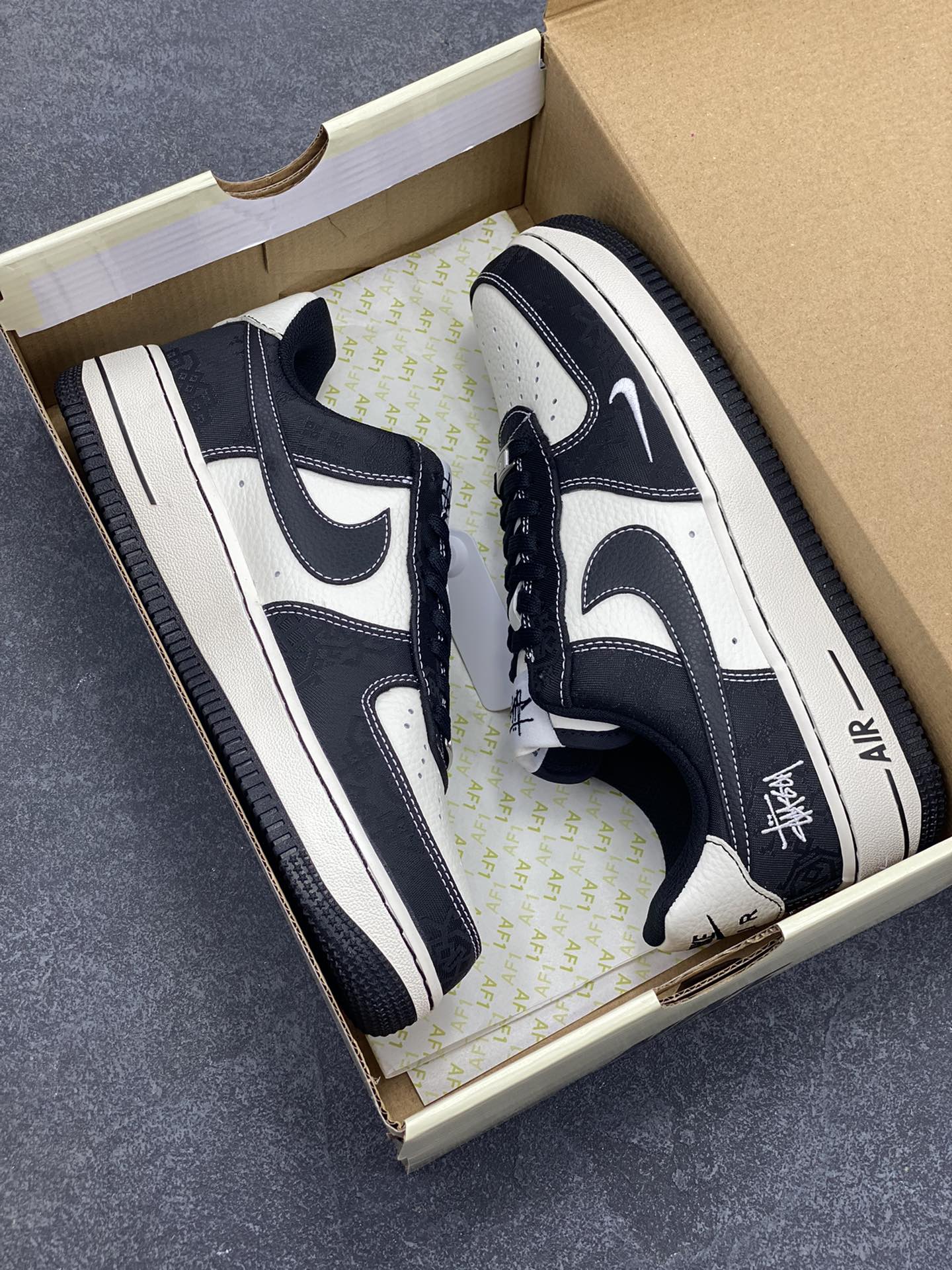 图片[9]-NIke Air Force 1 \’07 Low 斯图西联名-牛仔白黑 空军一号低帮 运动鞋 休闲鞋 折边针车 工艺难度大 原楦头原纸板 原装鞋盒 原厂鞋底 超高清洁度 细节完美 货号：LW9279-013 尺码：36 36.5 37.5 38 38.5 39 40 40.5 41 42 42.5 43 44 44.5 45-选品中心