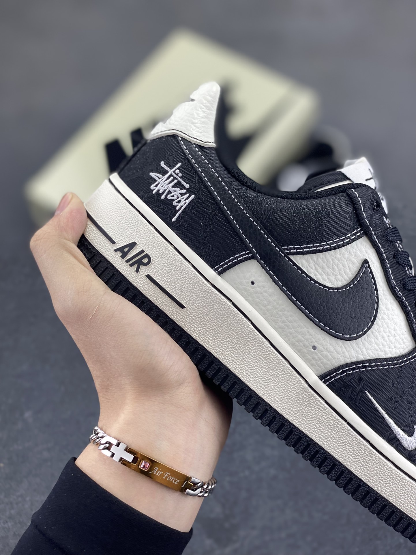 图片[6]-NIke Air Force 1 \’07 Low 斯图西联名-牛仔白黑 空军一号低帮 运动鞋 休闲鞋 折边针车 工艺难度大 原楦头原纸板 原装鞋盒 原厂鞋底 超高清洁度 细节完美 货号：LW9279-013 尺码：36 36.5 37.5 38 38.5 39 40 40.5 41 42 42.5 43 44 44.5 45-选品中心