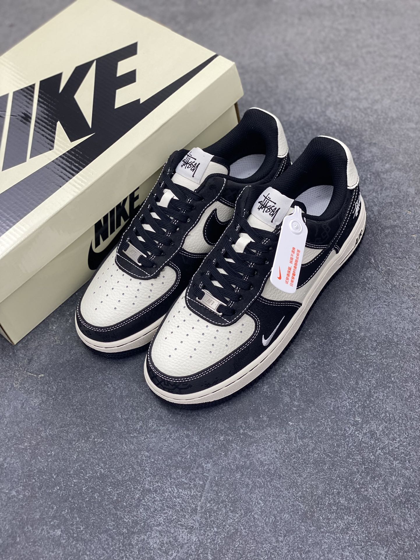 图片[8]-NIke Air Force 1 \’07 Low 斯图西联名-牛仔白黑 空军一号低帮 运动鞋 休闲鞋 折边针车 工艺难度大 原楦头原纸板 原装鞋盒 原厂鞋底 超高清洁度 细节完美 货号：LW9279-013 尺码：36 36.5 37.5 38 38.5 39 40 40.5 41 42 42.5 43 44 44.5 45-选品中心