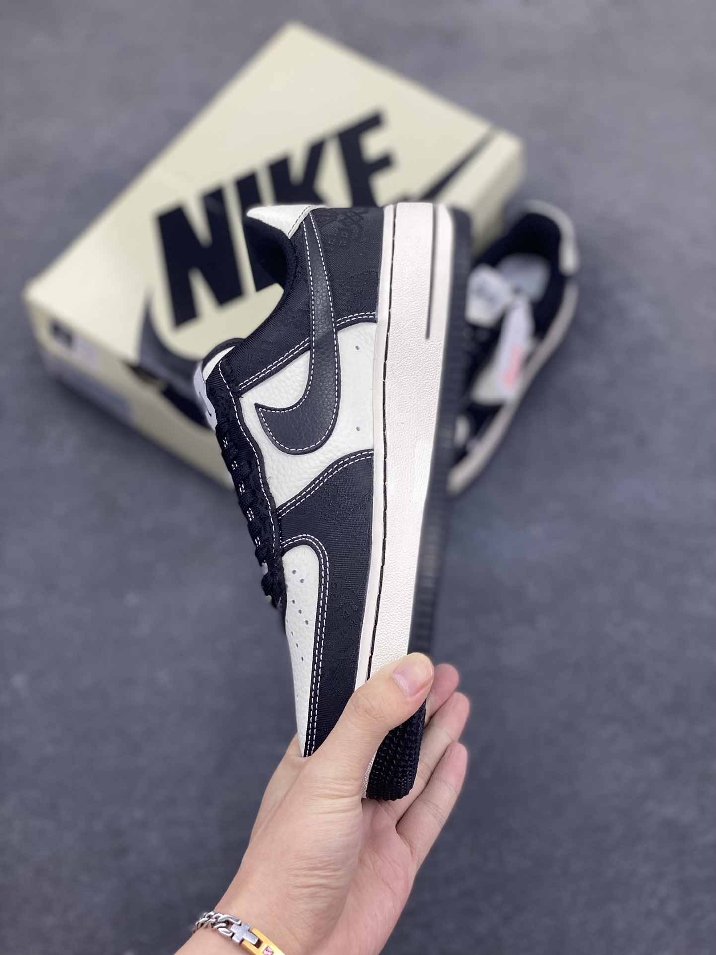 图片[3]-NIke Air Force 1 \’07 Low 斯图西联名-牛仔白黑 空军一号低帮 运动鞋 休闲鞋 折边针车 工艺难度大 原楦头原纸板 原装鞋盒 原厂鞋底 超高清洁度 细节完美 货号：LW9279-013 尺码：36 36.5 37.5 38 38.5 39 40 40.5 41 42 42.5 43 44 44.5 45-选品中心