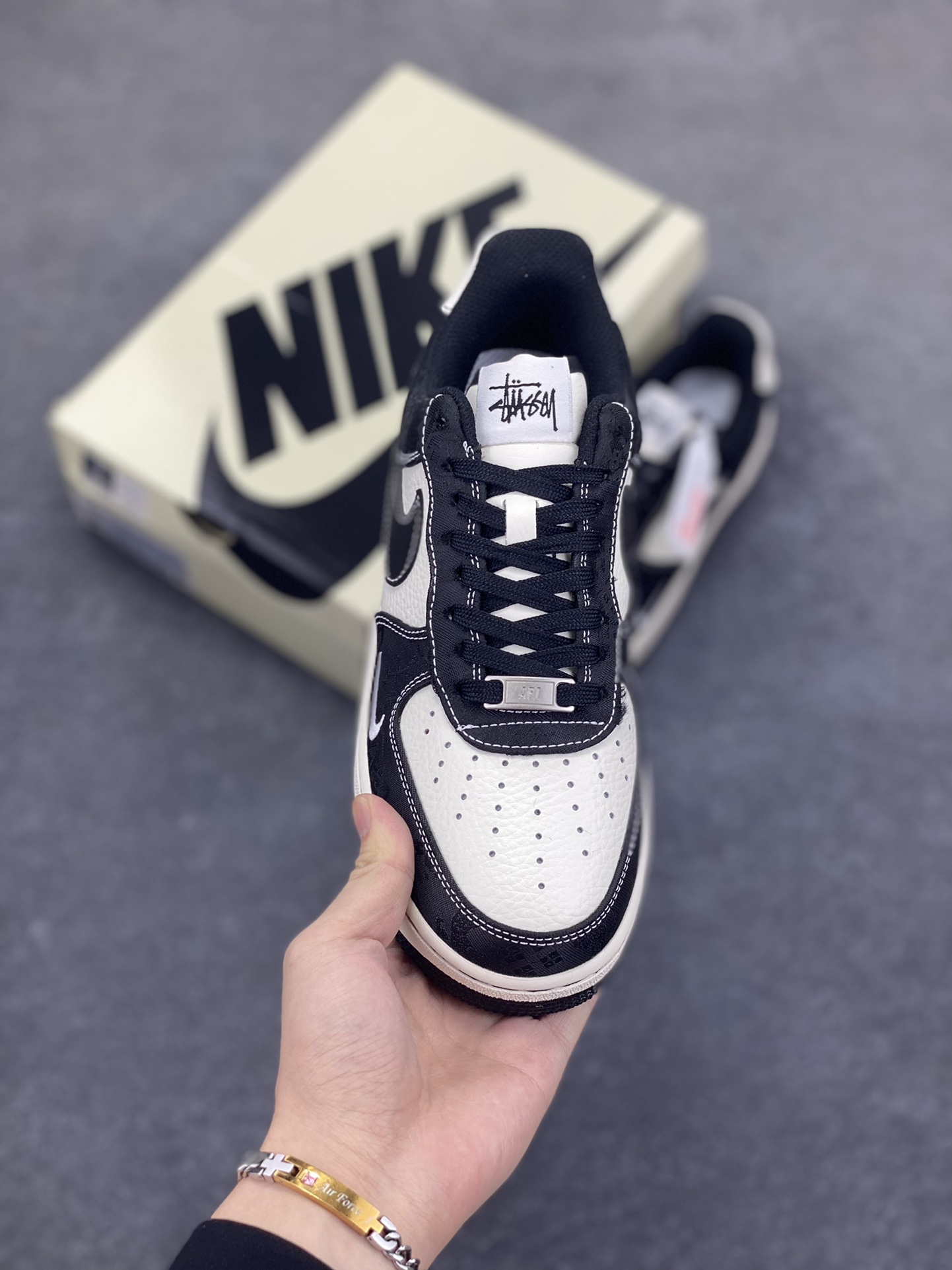 图片[2]-NIke Air Force 1 \’07 Low 斯图西联名-牛仔白黑 空军一号低帮 运动鞋 休闲鞋 折边针车 工艺难度大 原楦头原纸板 原装鞋盒 原厂鞋底 超高清洁度 细节完美 货号：LW9279-013 尺码：36 36.5 37.5 38 38.5 39 40 40.5 41 42 42.5 43 44 44.5 45-选品中心