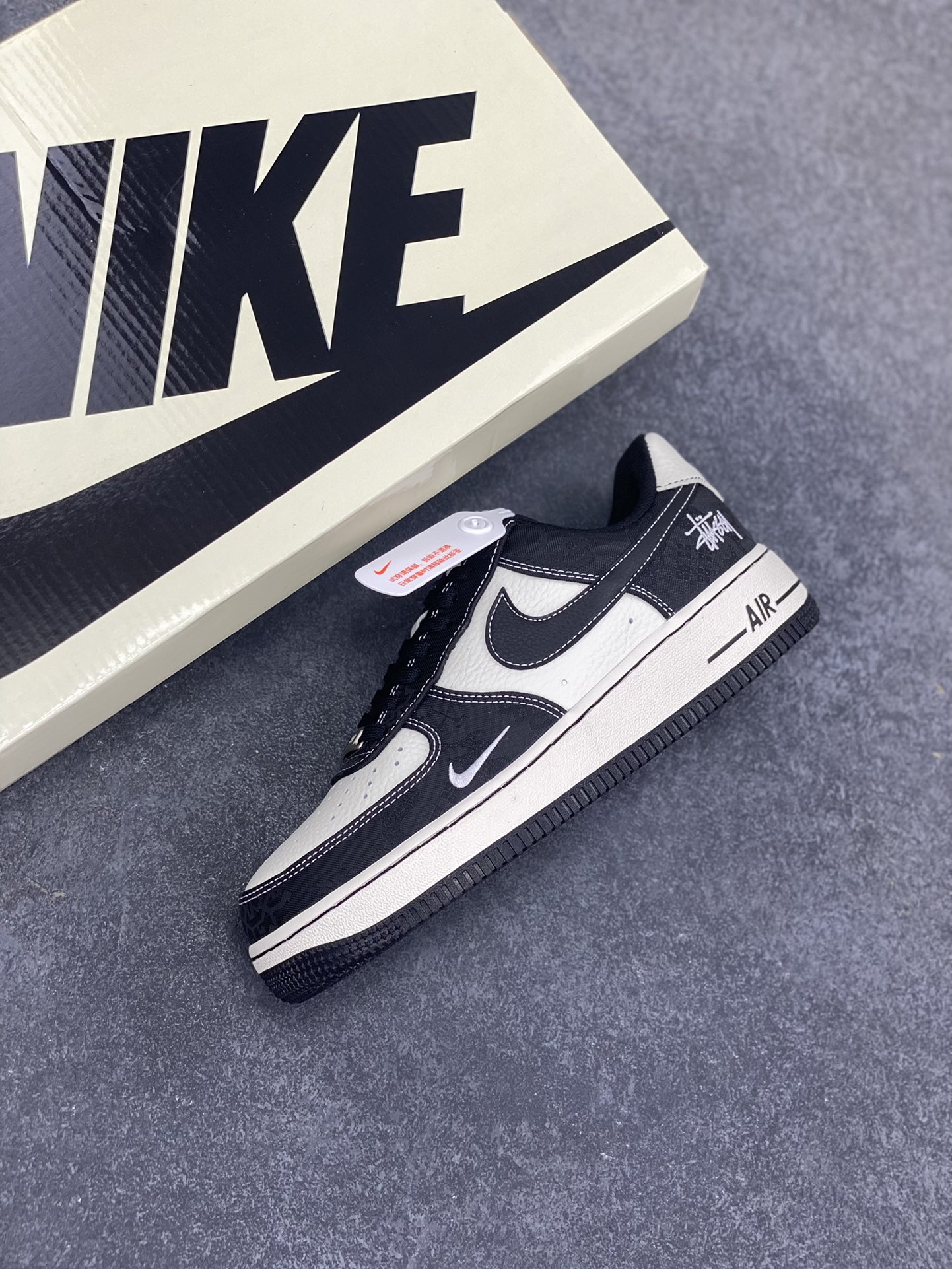 图片[7]-NIke Air Force 1 \’07 Low 斯图西联名-牛仔白黑 空军一号低帮 运动鞋 休闲鞋 折边针车 工艺难度大 原楦头原纸板 原装鞋盒 原厂鞋底 超高清洁度 细节完美 货号：LW9279-013 尺码：36 36.5 37.5 38 38.5 39 40 40.5 41 42 42.5 43 44 44.5 45-选品中心