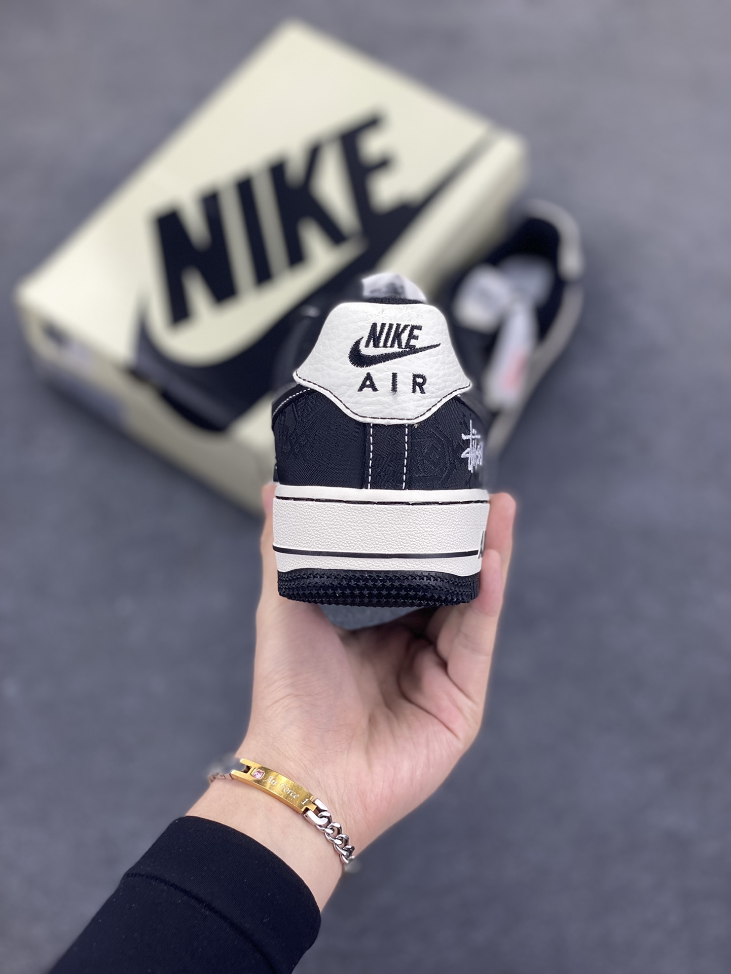 图片[4]-NIke Air Force 1 \’07 Low 斯图西联名-牛仔白黑 空军一号低帮 运动鞋 休闲鞋 折边针车 工艺难度大 原楦头原纸板 原装鞋盒 原厂鞋底 超高清洁度 细节完美 货号：LW9279-013 尺码：36 36.5 37.5 38 38.5 39 40 40.5 41 42 42.5 43 44 44.5 45-选品中心