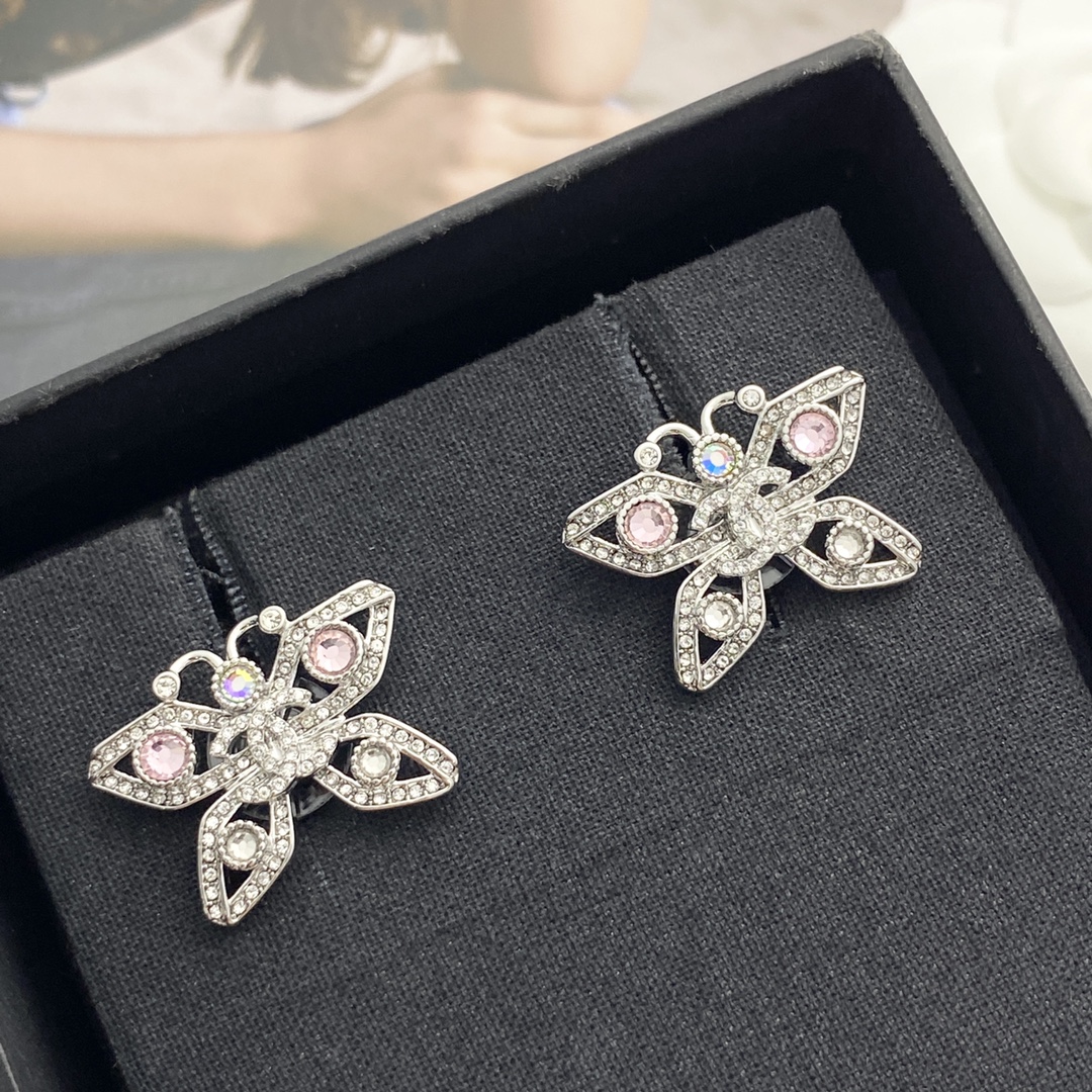 【今日新款】编码E3109   
🛍香奈儿耳钉热销🔥爆上新🆕🆕🆕
😎CHAN 25  银色满钻蝴蝶双c耳