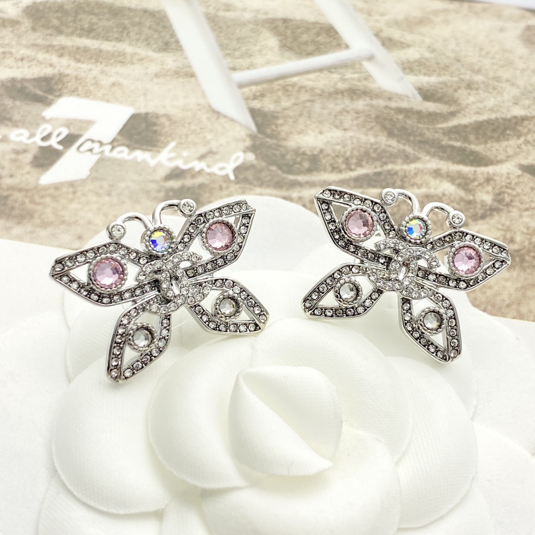 【今日新款】编码E3109   
🛍香奈儿耳钉热销🔥爆上新🆕🆕🆕
😎CHAN 25  银色满钻蝴蝶双c耳