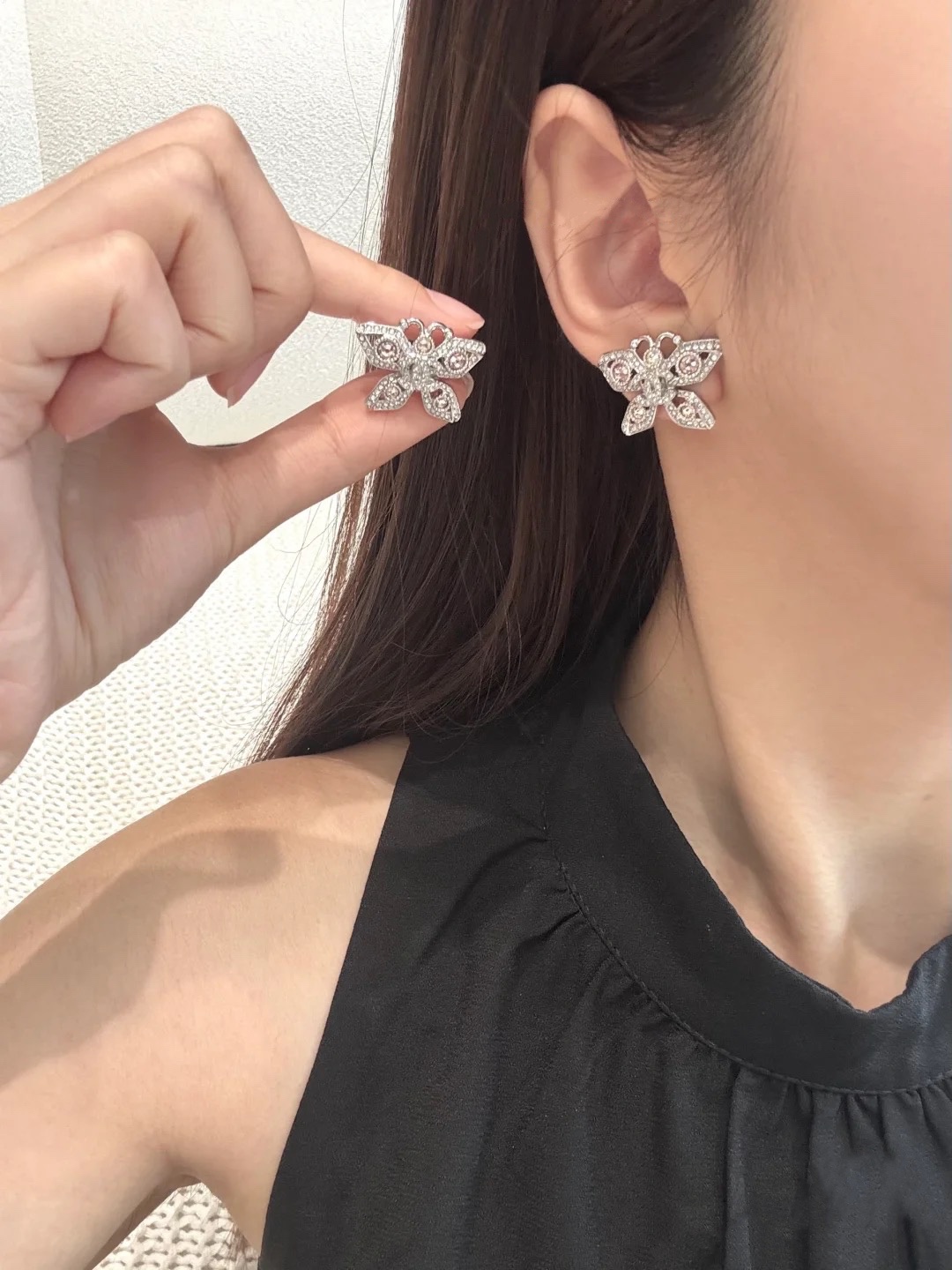 【今日新款】编码E3109   
🛍香奈儿耳钉热销🔥爆上新🆕🆕🆕
😎CHAN 25  银色满钻蝴蝶双c耳