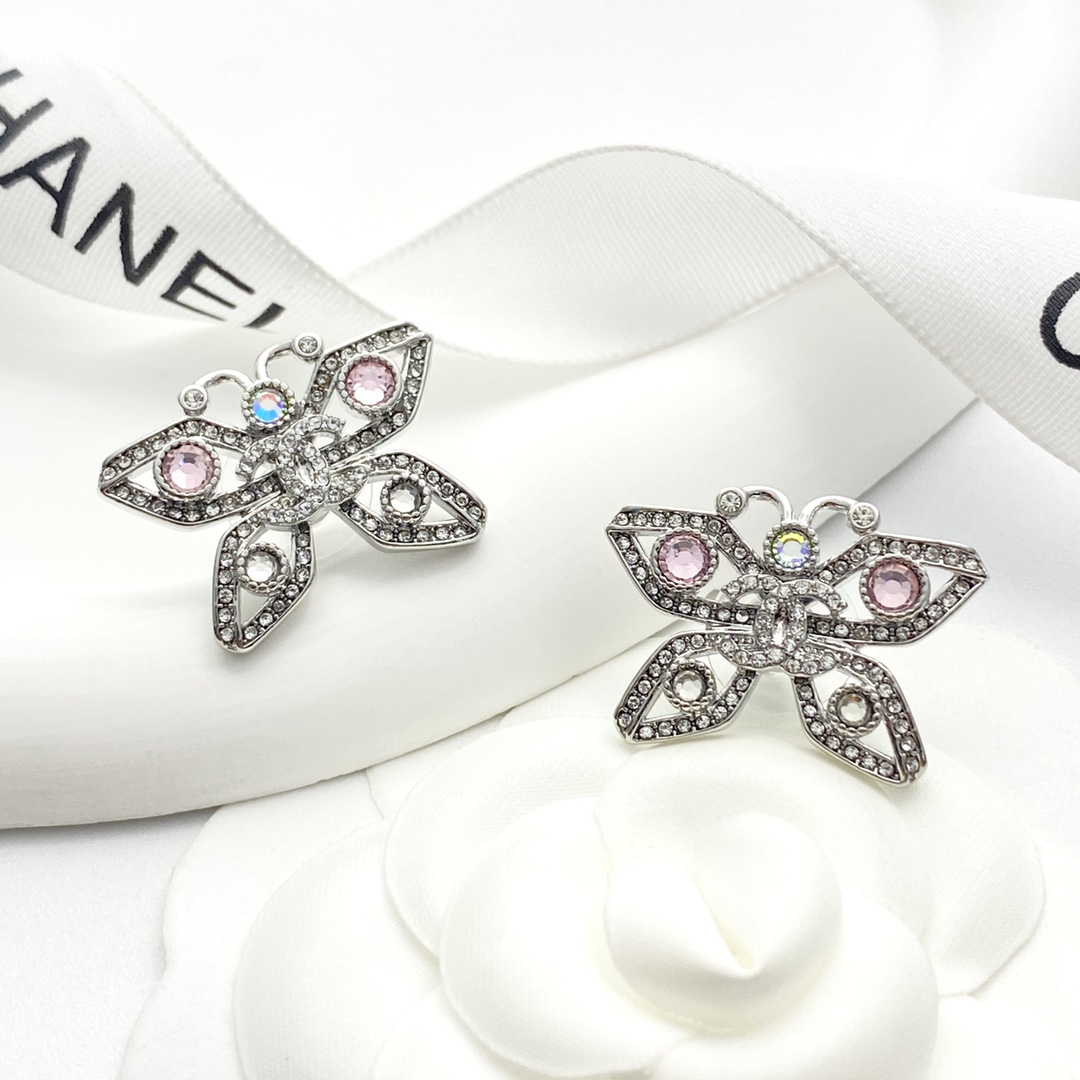 【今日新款】编码E3109   
🛍香奈儿耳钉热销🔥爆上新🆕🆕🆕
😎CHAN 25  银色满钻蝴蝶双c耳