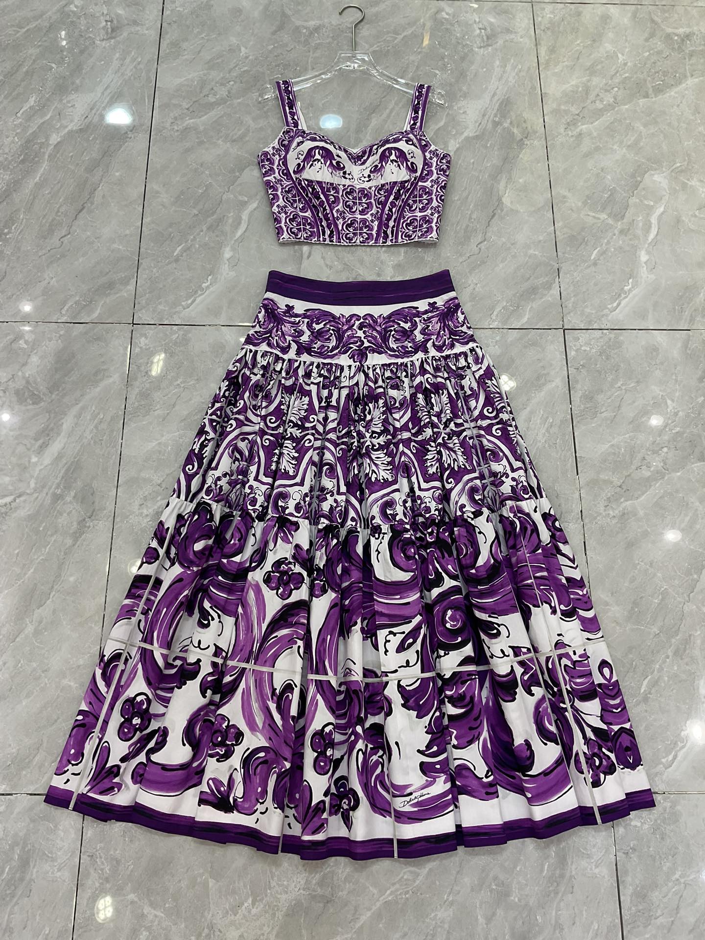 P621 IS A ONE-SIZE-FITS-ALL WOMAN WITH A PACK OF DGS - 图片 1