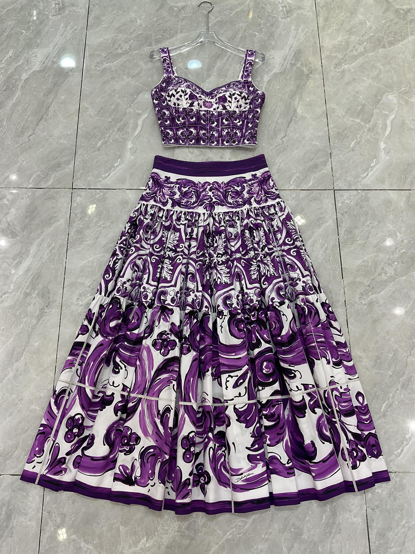 P621 IS A ONE-SIZE-FITS-ALL WOMAN WITH A PACK OF DGS - 图片 2