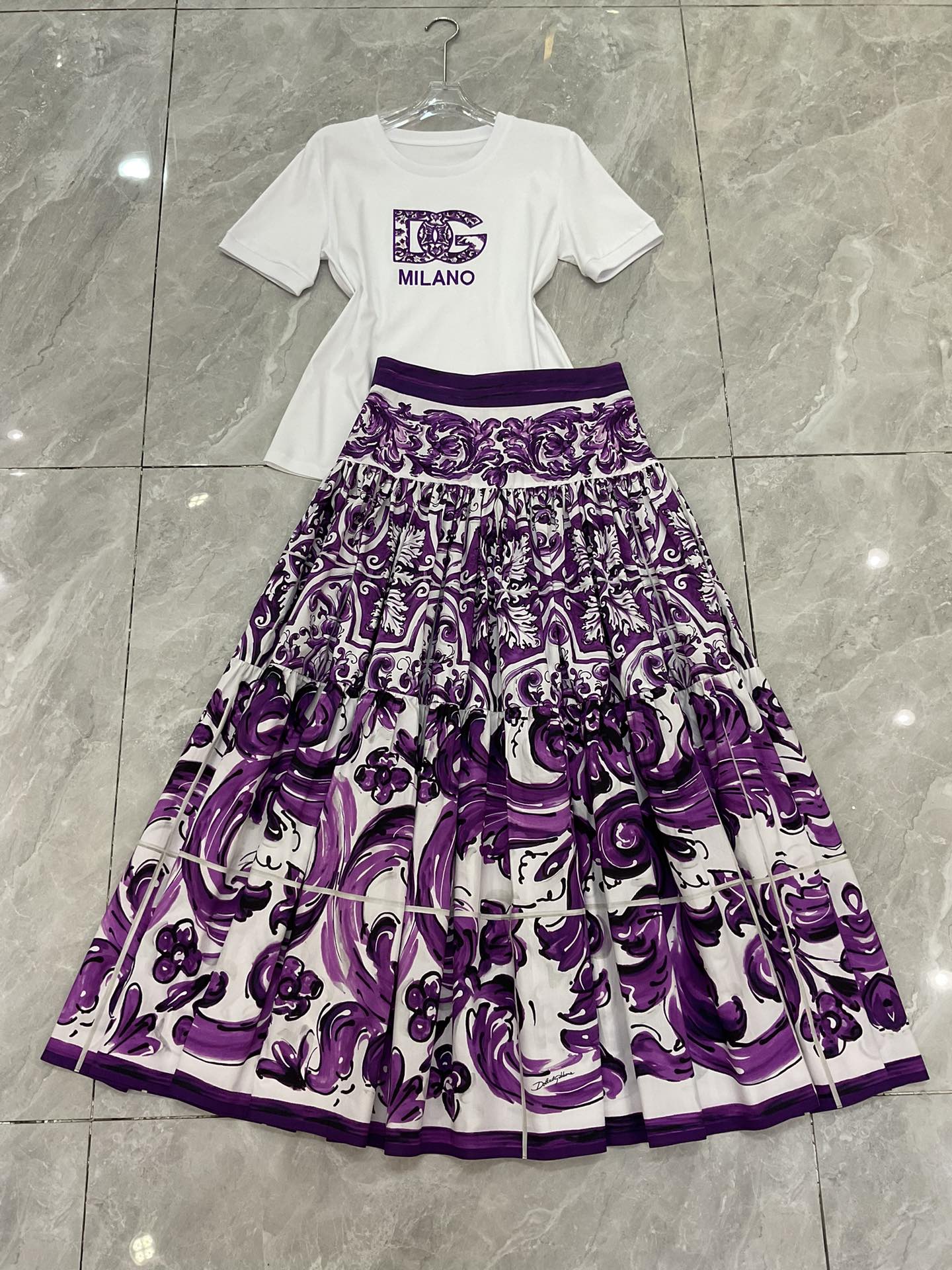 P621 IS A ONE-SIZE-FITS-ALL WOMAN WITH A PACK OF DGS - 图片 9