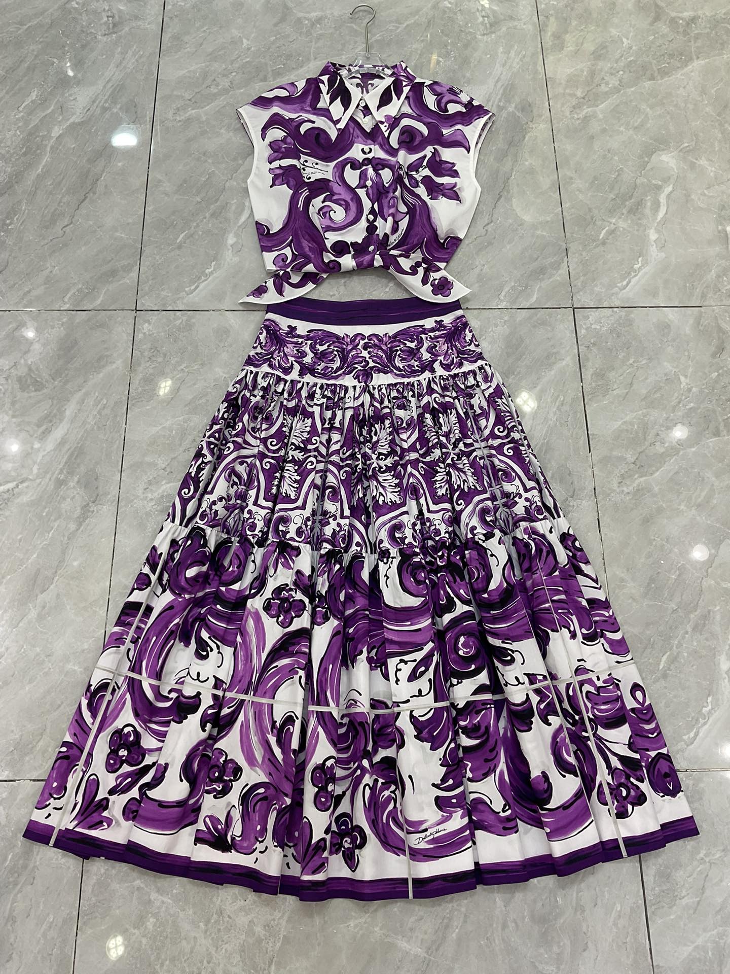 P621 IS A ONE-SIZE-FITS-ALL WOMAN WITH A PACK OF DGS - 图片 5