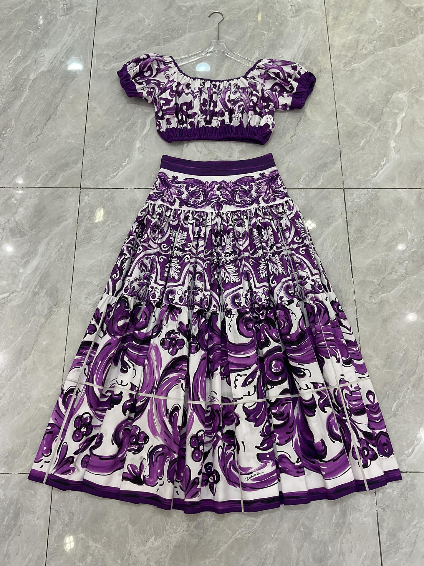 P621 IS A ONE-SIZE-FITS-ALL WOMAN WITH A PACK OF DGS - 图片 3