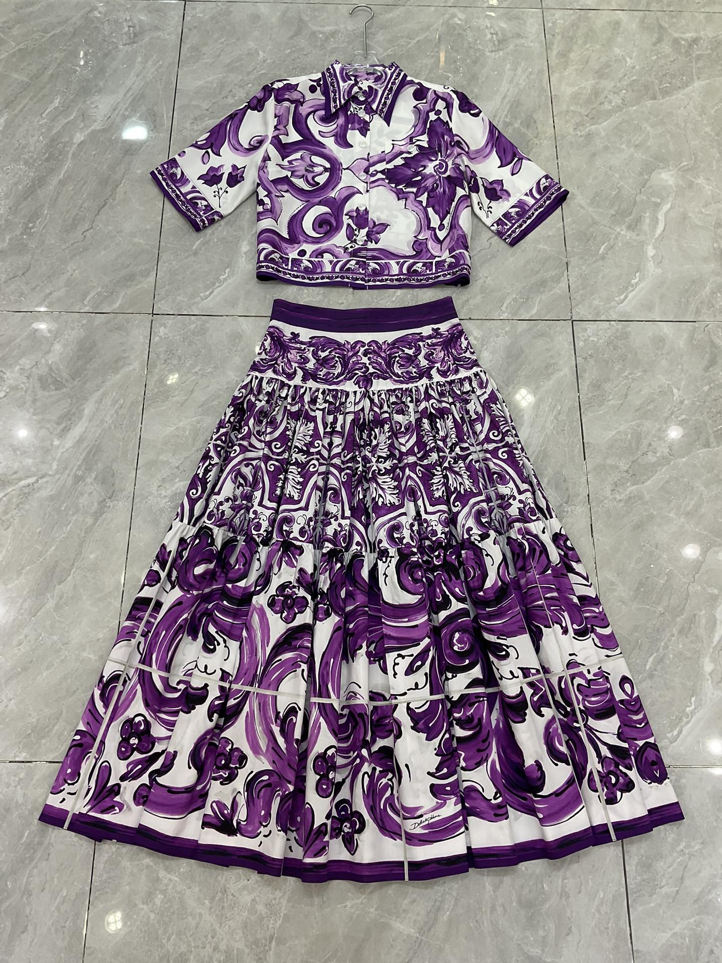 P621 IS A ONE-SIZE-FITS-ALL WOMAN WITH A PACK OF DGS - 图片 6