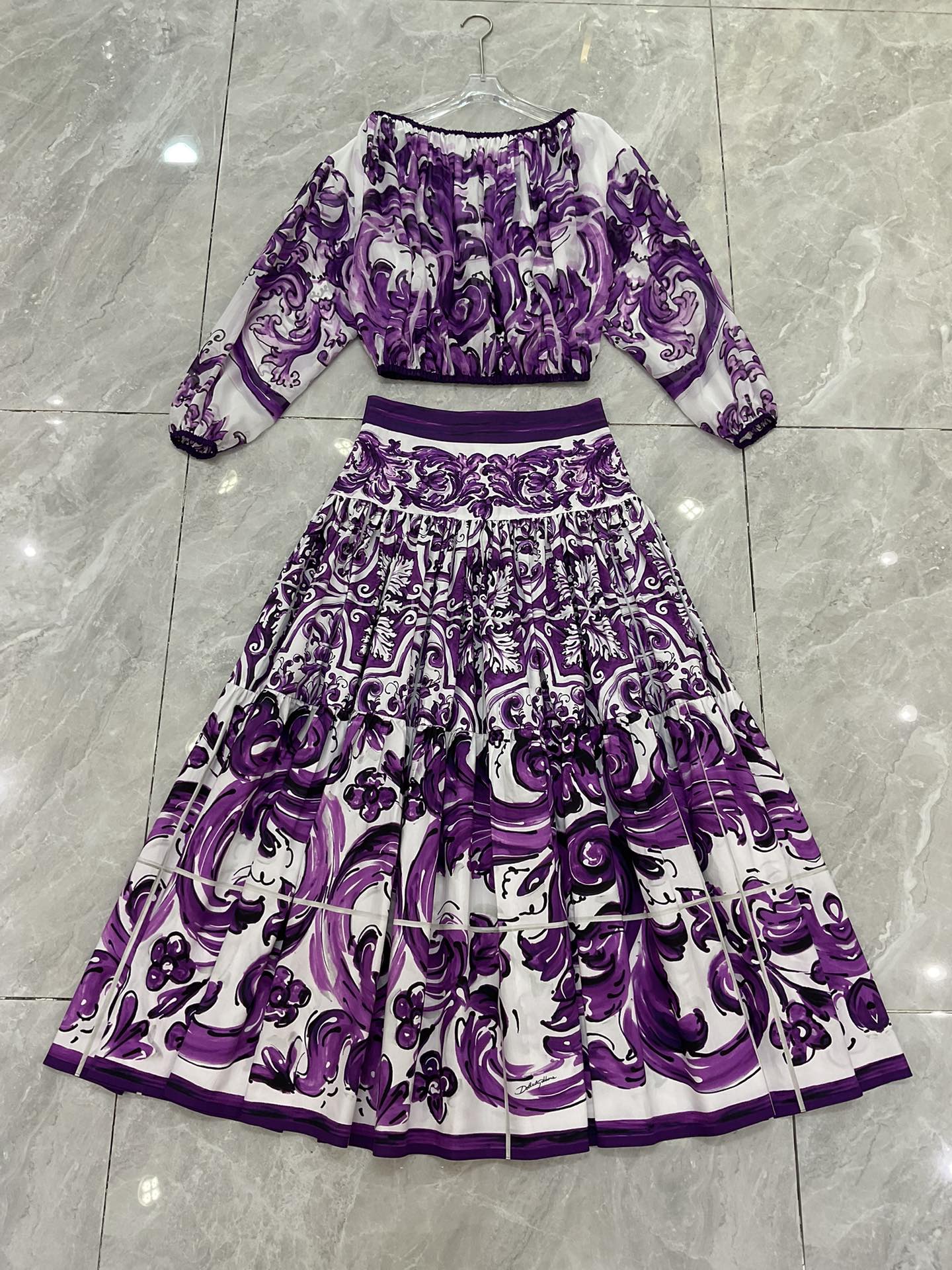 P621 IS A ONE-SIZE-FITS-ALL WOMAN WITH A PACK OF DGS - 图片 4
