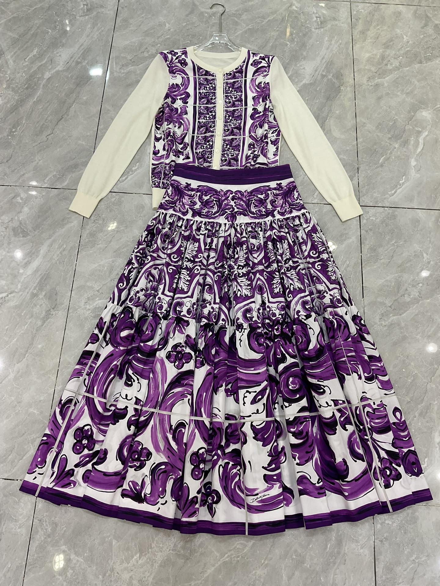 P621 IS A ONE-SIZE-FITS-ALL WOMAN WITH A PACK OF DGS - 图片 8