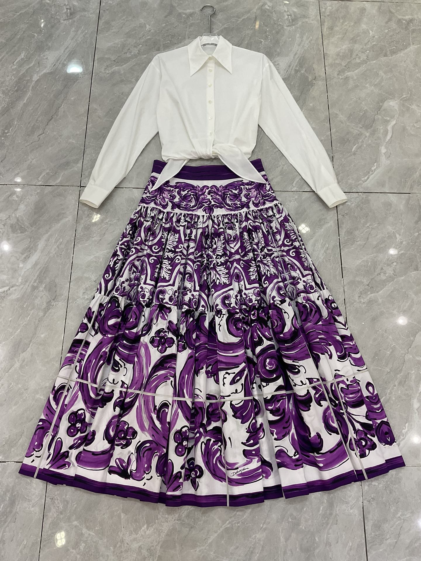 P621 IS A ONE-SIZE-FITS-ALL WOMAN WITH A PACK OF DGS. - 图片 9