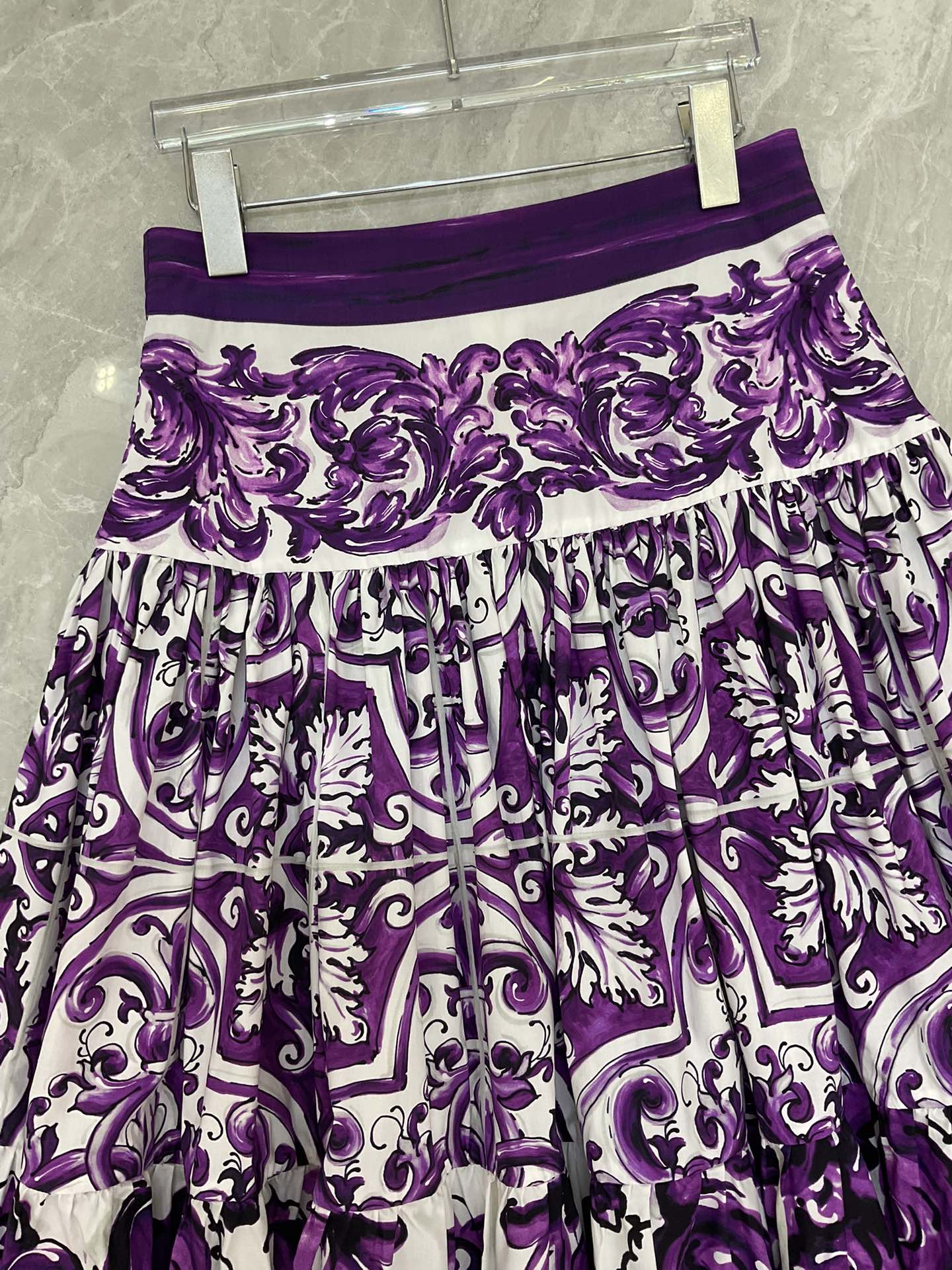 P621 IS A ONE-SIZE-FITS-ALL WOMAN WITH A PACK OF DGS. - 图片 2