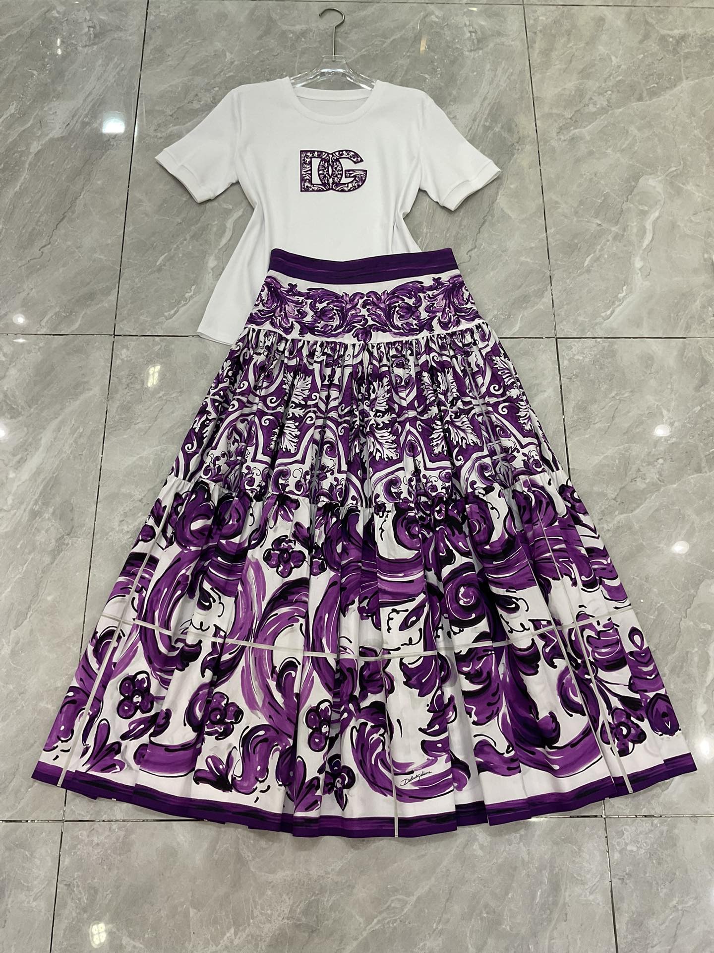 P621 IS A ONE-SIZE-FITS-ALL WOMAN WITH A PACK OF DGS. - 图片 6