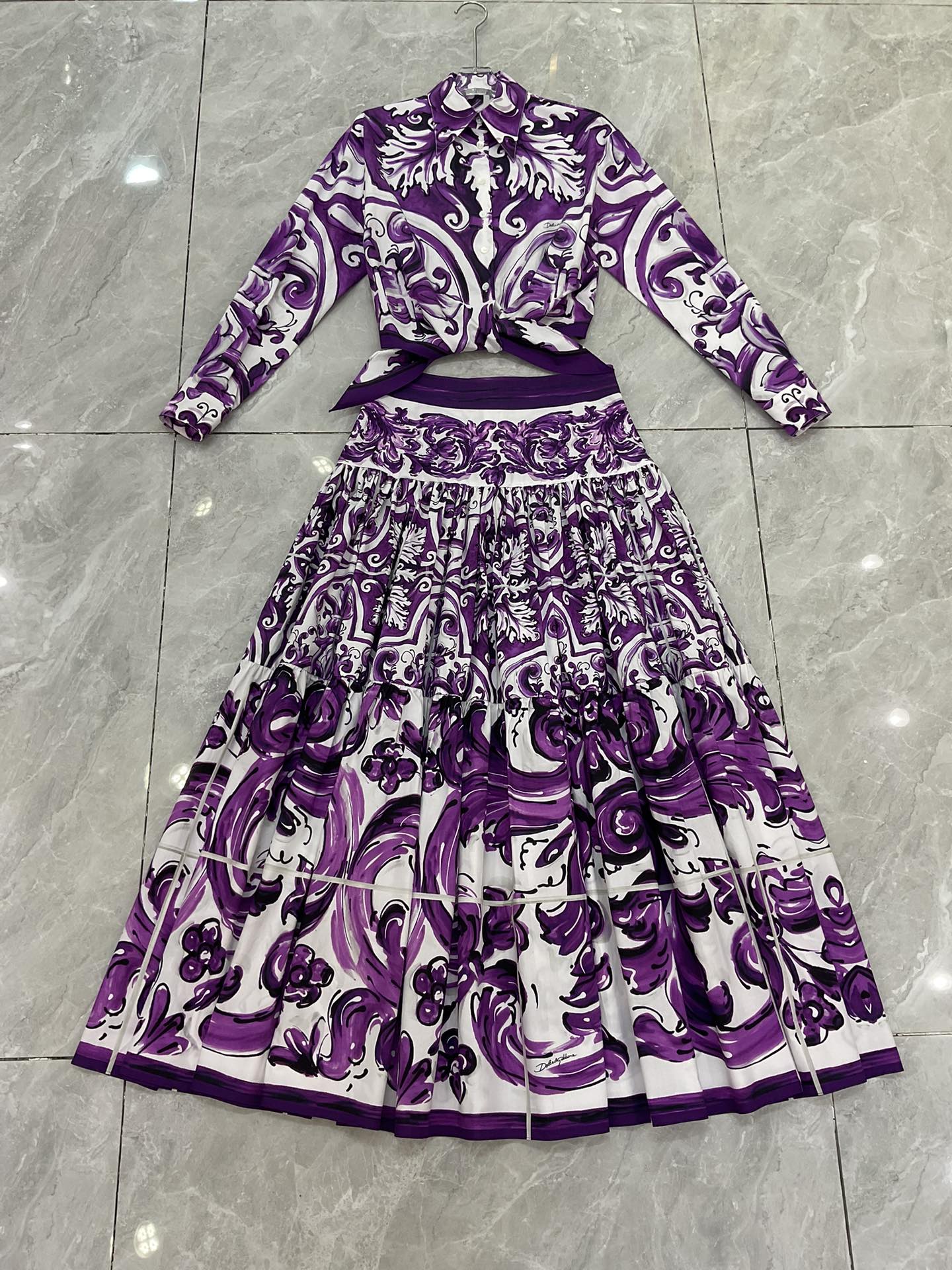 P621 IS A ONE-SIZE-FITS-ALL WOMAN WITH A PACK OF DGS. - 图片 7