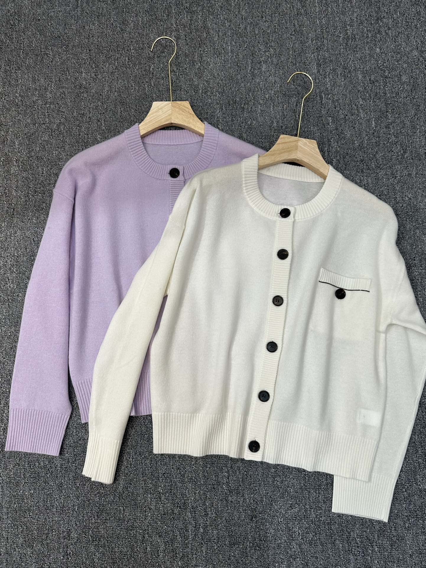 NO:447803,BC 25aw beaded pocket round neck cashmere cardigan cashmere wool blend fabric casual shoulder loose fit minimalist style full of high-end sense Original single quality High-version Two-color sml,,alexander wang19860909BC 25aw 珠饰口袋圆领羊绒开衫 羊绒羊毛混纺面料 休闲落肩宽松版型 极简风穿搭 高级感满满 原单品质 高版本 两色sml,,alexander wang,Women's clothing