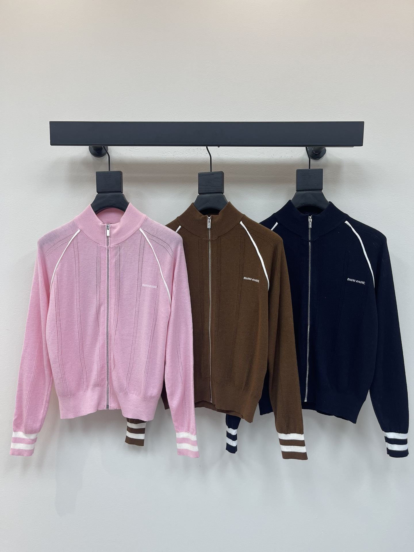 NO:443943,Miumi*25 early autumn new contrast knitted long-sleeved zipper cardigan!  Customized yarn weaving, soft and skin-friendly, comfortable and stylish, stand-alone long-sleeved cardigan style, zipper opening adjustment can properly reveal the skin, beautify the proportion of the head and shoulders, make the body look slimmer, the large body is plain and vertical texture, the sleeves and shoulders are outlined and collided with contrasting stripes, the letter embroidered logo on the chest echoes the retro style, the elastic slim fit style highlights the figure, playful, age-reducing, and easy to control during daily travel or party!  SML, miumiu, alexander wang19860909Miumi*25早秋新款撞色针织长袖拉链开衫！定制纱线织造 柔软亲肤 舒适有型 立领长袖开衫版型 拉链开襟调节可恰当露肤 美化头肩比例更显瘦 大身素色配合竖状肌理纹路 袖侧肩膀以撞色条纹勾勒碰撞 胸前字母刺绣徽标配色呼应复古风格强烈 弹力修身版型突显身材 俏皮减龄显白 日常出行或聚会轻松驾驭！SML,,miumiu,alexander wang,Women's clothing