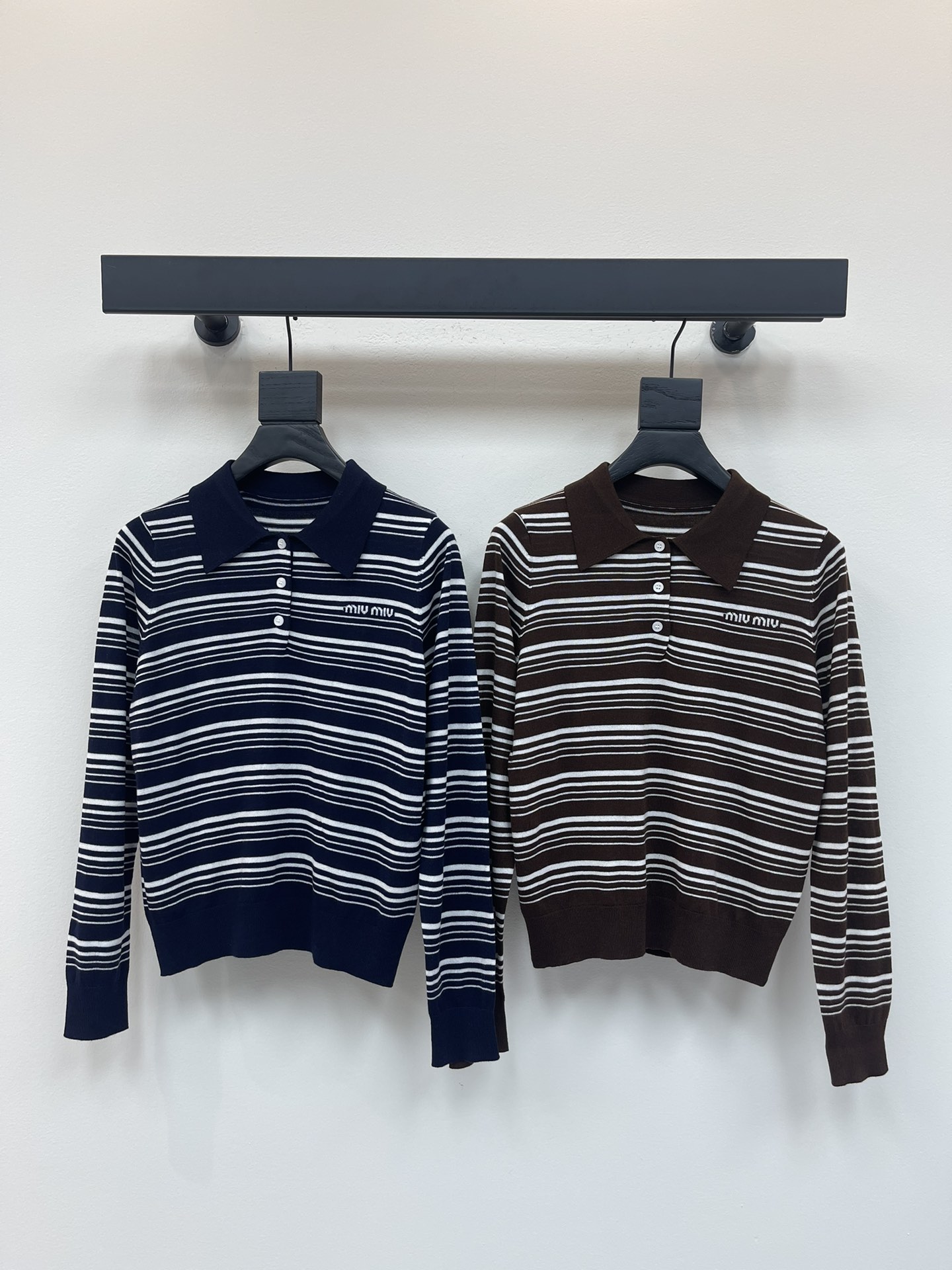 NO:443949,Miumi*25 early autumn new striped Polo knitted long-sleeved top loose style lazy and fashionable super energetic. It is super sexy when paired with jeans. 2 colors and 3 sizes SML, miumiu, jeans, alexander wang19860909Miumi*25早秋新款条纹Polo针织长袖上衣 宽松版型慵懒又时髦超级有活力 随意搭配牛仔裤都超级带感 2色3码SML,,miumiu,jeans,alexander wang,Women's clothing