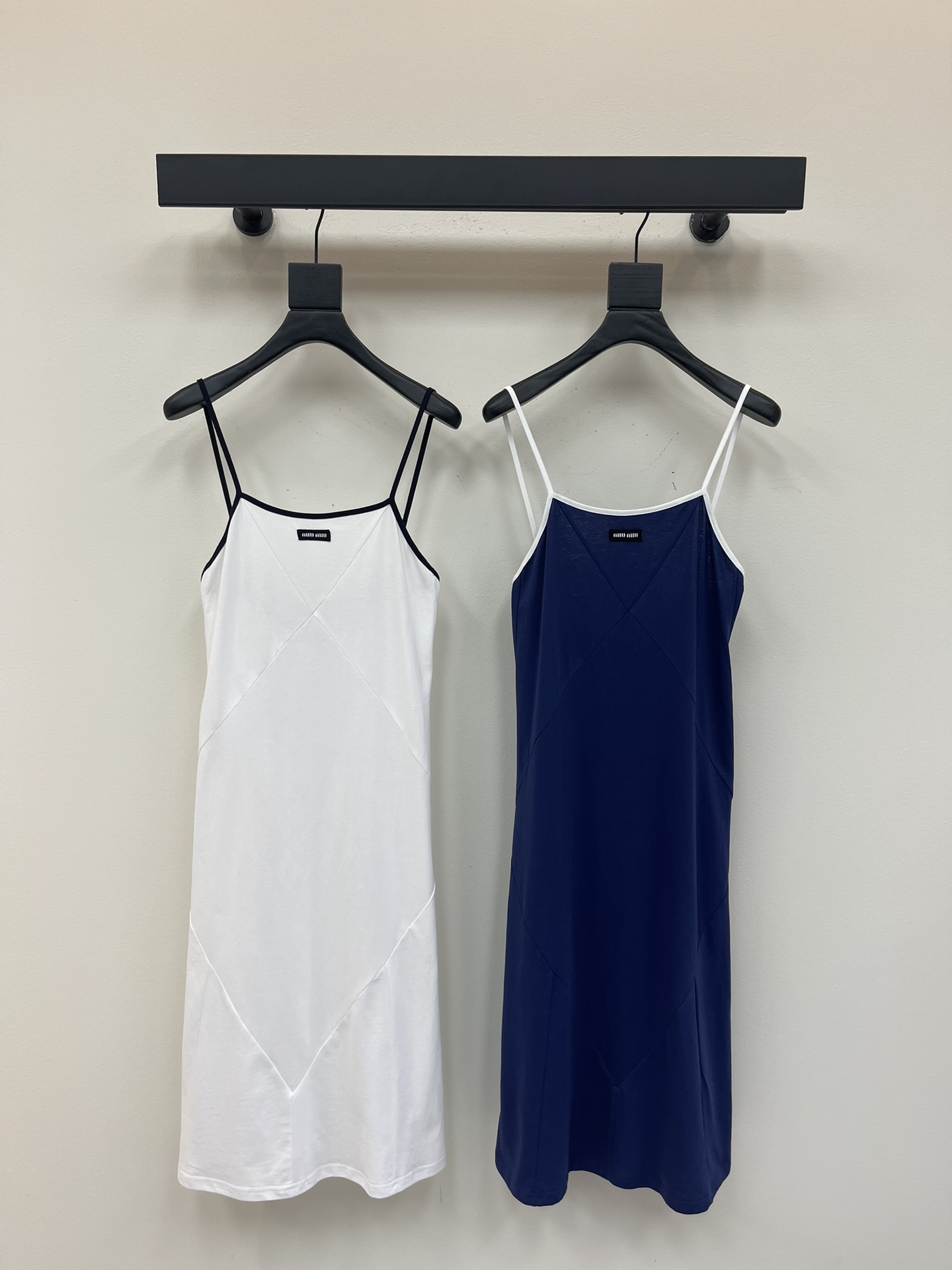 NO:443926,Miumi*25 new cotton suspender dress Cotton jersey fabric Decorate brand logo embroidery Diamond lines increase contour contrast suspender trim elastic pattern silhouette hem Single-wear layered yyds SML,,miumiu, skirts,alexander wang19860909Miumi*25新品棉质吊带连衣裙 棉质平纹针织面料 饰品牌标识刺绣 菱形线条增加轮廓感 撞色吊带饰边 弹力版型 廓形下摆 单穿叠穿都yyds SML,,miumiu,skirts,alexander wang,Women's clothing