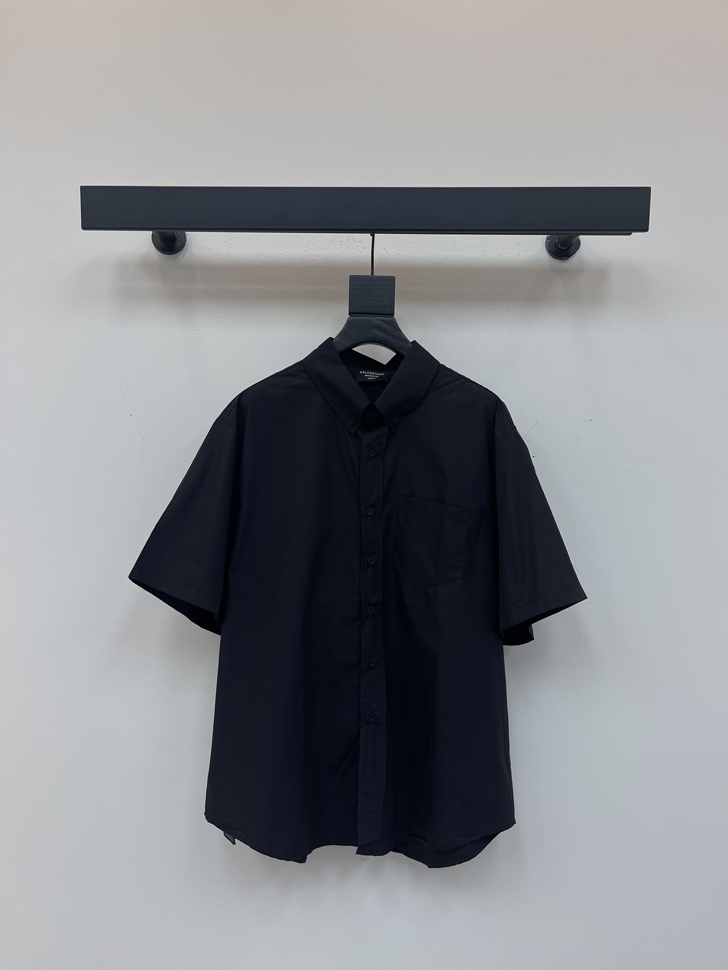 NO:444800,BALENCIAG*25 new letter tape lapel short-sleeved shirt. It uses customized fabric, comfortable and soft upper body, skin-friendly and breathable, chest pocket design, label printing embellishment on the back, and logo-breasted design, full of design sense, wardrobe essential items, loose style, can be matched with multiple types of clothing to create a fashionable look, the same style as men and women!  S-XL, balenciaga,shirts,T-shirt,alexander wang19860909BALENCIAG*25新款字母胶带翻领短袖衬衫.采用定制面料,上身舒适柔软,亲肤透气,胸前口袋设计,后幅饰有标签印花点缀,带logo排扣设计,设计感十足,衣橱必备单品,宽松版型,能与多类型服饰搭配营造时尚造型,男女同款！S-XL,,balenciaga,shirts,T-shirt,alexander wang,Women's clothing