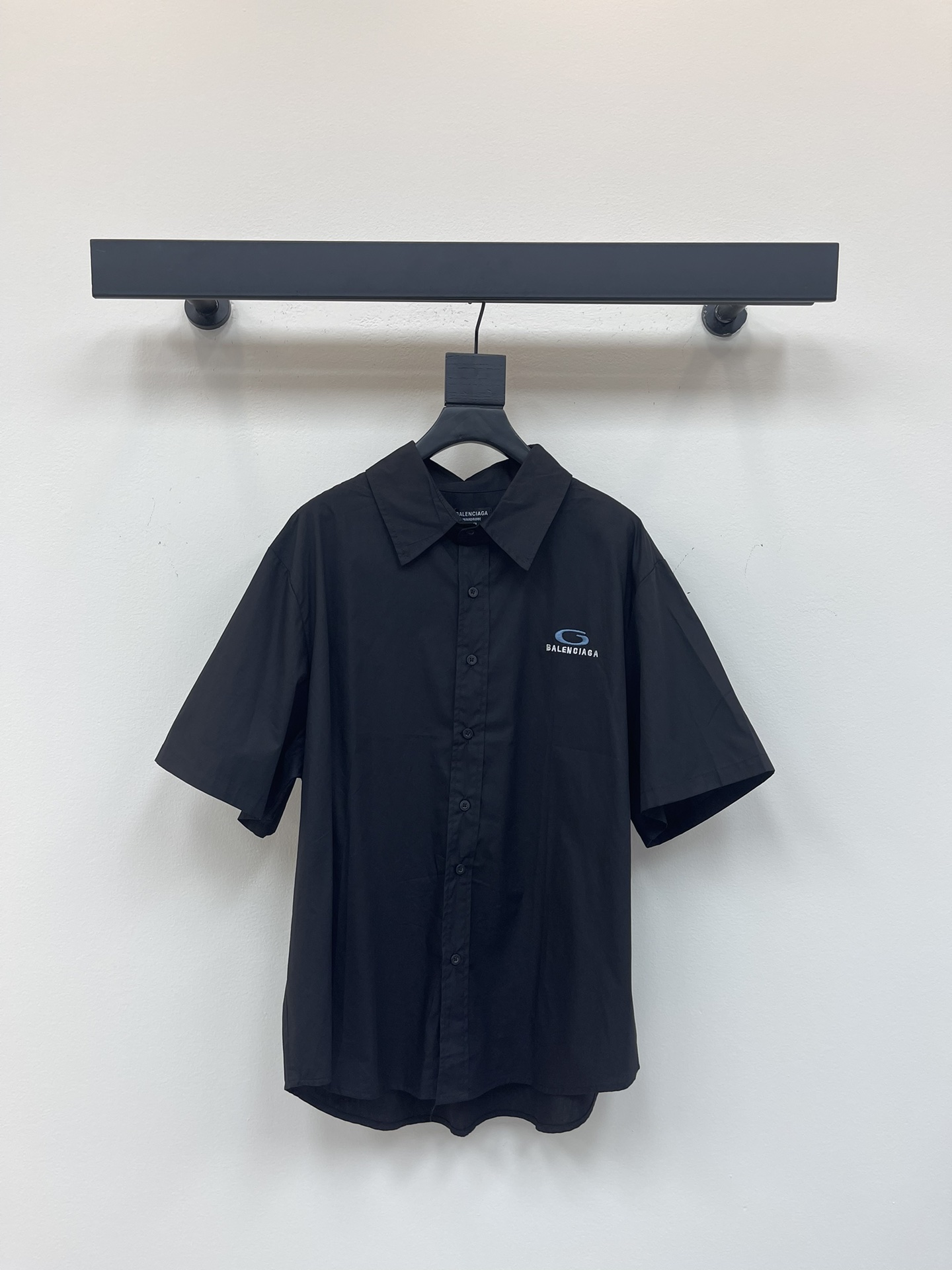 NO:444794,BALENCIAG*25 new blue ring embroidered surf lapel short-sleeved shirt. It uses customized fabric, the upper body is comfortable and soft, skin-friendly and breathable. The front is decorated with blue ring letter embroidery embroidery, logo-breasted design, full of design sense, wardrobe essential items, loose style, can be matched with multiple types of clothing to create a fashionable look, the same style as men and women!  S-XL, balenciaga,shirts,T-shirt,alexander wang19860909BALENCIAG*25新款蓝环刺绣冲浪翻领短袖衬衫.采用定制面料,上身舒适柔软,亲肤透气,前幅饰有蓝环字母刺绣点缀,logo排扣设计,设计感十足,衣橱必备单品,宽松版型,能与多类型服饰搭配营造时尚造型,男女同款！S-XL,,balenciaga,shirts,T-shirt,alexander wang,Women's clothing