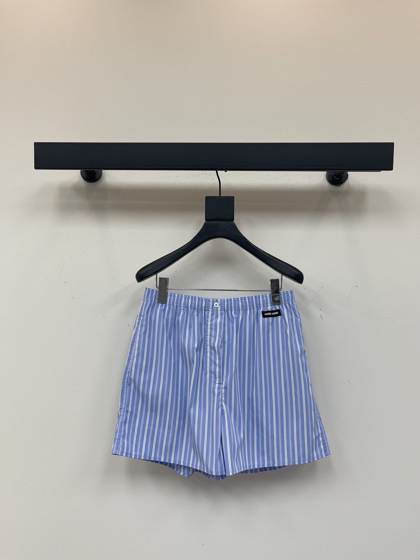 NO:443920,Miumi*25 new cotton striped shorts woven striped fabric embroidered with brand logo logo embroidery elastic waist loose silhouette hem versatile SML,,miumiu, shorts,alexander wang19860909Miumi*25新品棉质条纹短裤 色织条纹面料 饰有品牌标识徽标刺绣 弹力松紧腰围 宽松廓形下摆 百搭款 SML,,miumiu,shorts,alexander wang,Women's clothing