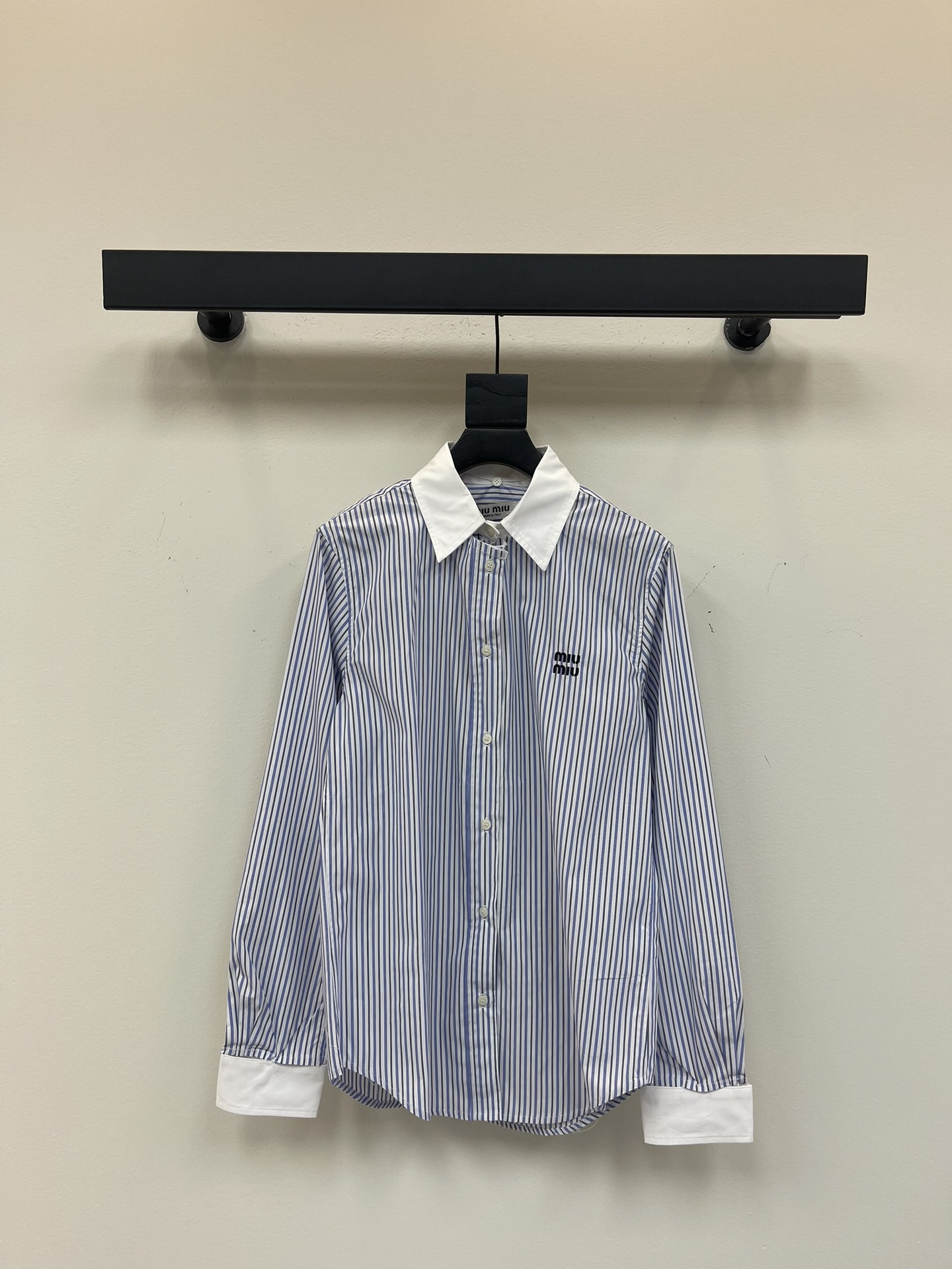 NO:443899,Miumi*25 new removable collar striped long-sleeved shirt Customized YB twill cotton material Comfortable texture Moisturizing and breathable Lapel long-sleeved shoulder shirt cut Loose straight silhouette Combined with elite green and vacation slack feeling Large body blue and white vertical striped collar cuffs White collision Collar edges can be detached for one and two wears Simple and fashionable Letter logo sewn on the chest to light up the design Easy to show style and make the outfit full of casual style SML,,miumiu,shirts,alexander wang19860909Miumi*25新款可拆卸领条纹长袖衬衫 定制YB斜纹全棉材质 质感舒适 吸湿透气 翻领长袖正肩衬衫裁剪 宽松直筒廓形 兼具精英文青感和度假松弛感 大身蓝白两色竖状分布的条纹领边袖口白色碰撞 领边可拆卸一衣两穿 简约时尚 胸前缝制字母徽标点亮设计 轻松彰显风范格调 让穿搭充满休闲风格 SML,,miumiu,shirts,alexander wang,Women's clothing