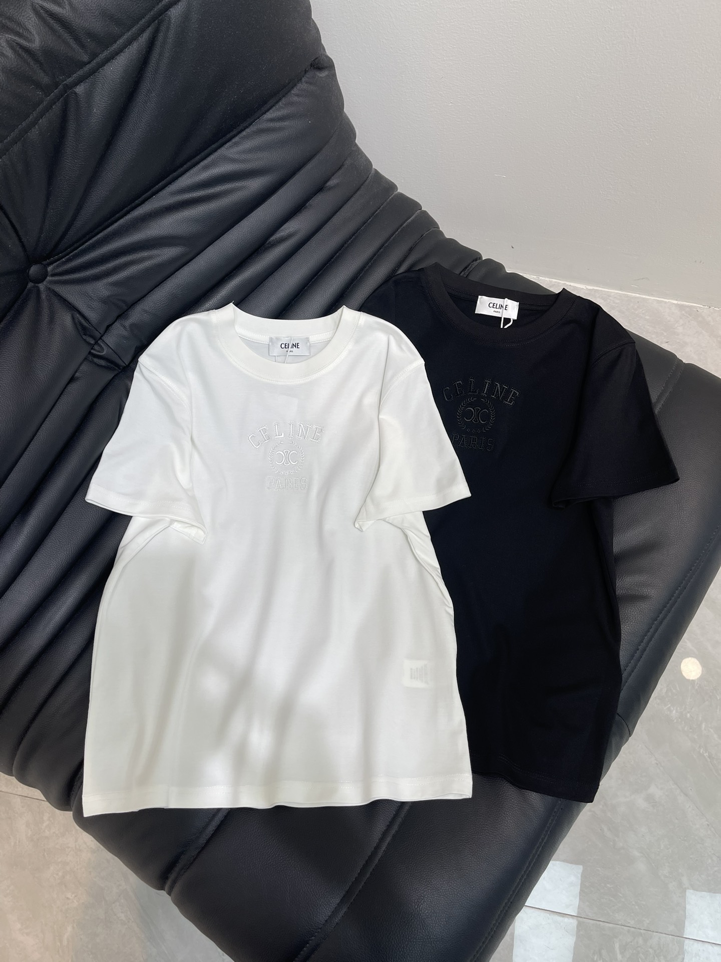 NO:443913,Celin*25 new classic embroidered logo short-sleeved T-shirt. Imported Tianshi cotton fabric, the classic style is versatile and not picky, and the upper body is very beautiful!  SML, celine, T-shirt,tees, t-shirt,alexander wang19860909Celin*25新款经典刺绣logo短袖T恤.进口天丝棉面料,经典版型百搭不挑人,上身非常漂亮！SML,,celine,T-shirt,tees，t-shirt,alexander wang,Women's clothing