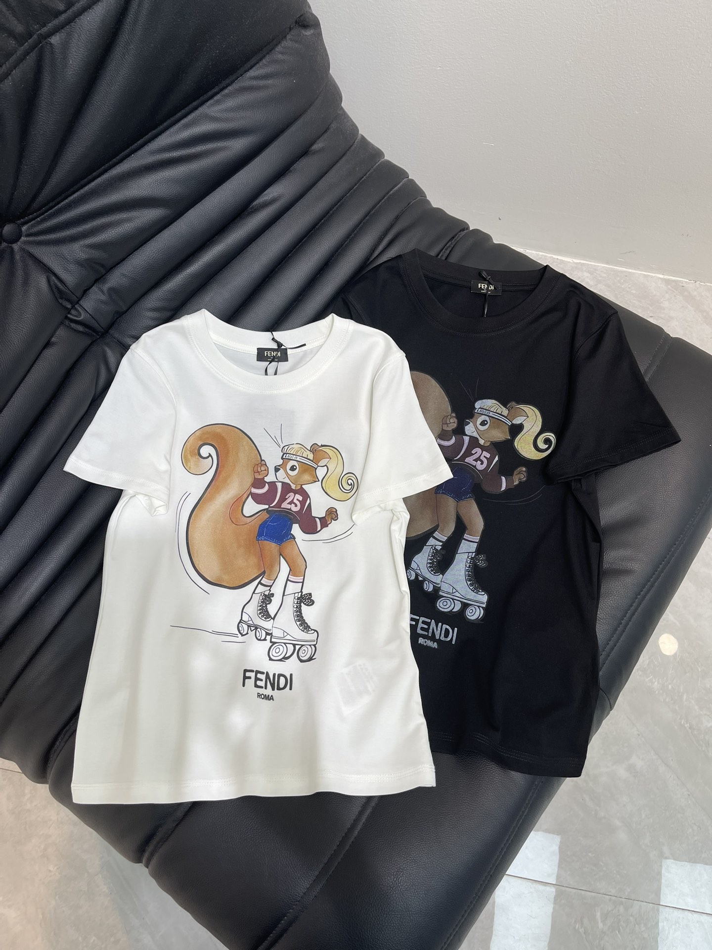 NO:443906,Fend*25 new fun little squirrel scooter short-sleeved T-shirt. Imported Tianshi cotton fabric, the classic style is versatile and not picky, and the upper body is very beautiful!  SML, fendi, T-shirt,tees, t-shirt,alexander wang19860909Fend*25新款趣味小松鼠滑板车短袖T恤.进口天丝棉面料,经典版型百搭不挑人,上身非常漂亮！SML,,fendi,T-shirt,tees，t-shirt,alexander wang,Women's clothing
