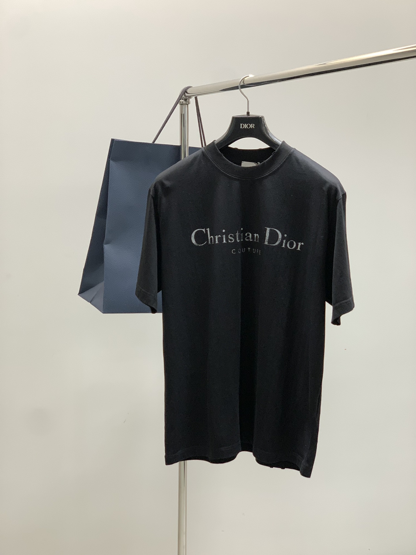 NO:450680,,Dior Dior, new summer products, available at the same time for counters, simple and fashionable casual round neck short-sleeved T-shirt, original imported fabric, comfortable and breathable, top-grade printing craft letter pattern logo, extremely high-end, unique design, fashionable and handsome on the upper body!  2 colors recommendation, code number XS-L,,dior,dior,T-shirt,tees,t-shirt,alexander wang19860909,Dior 迪奥, 夏季新品,专柜同步有售,简约时尚休闲圆领短袖T恤,原版进口面料,舒适透气,顶级印花工艺字母图案logo,档次极高,独特设计,上身时尚帅气！2色推荐,码数XS-L,,dior,dior,T-shirt,tees，t-shirt,alexander wang,Men's clothing