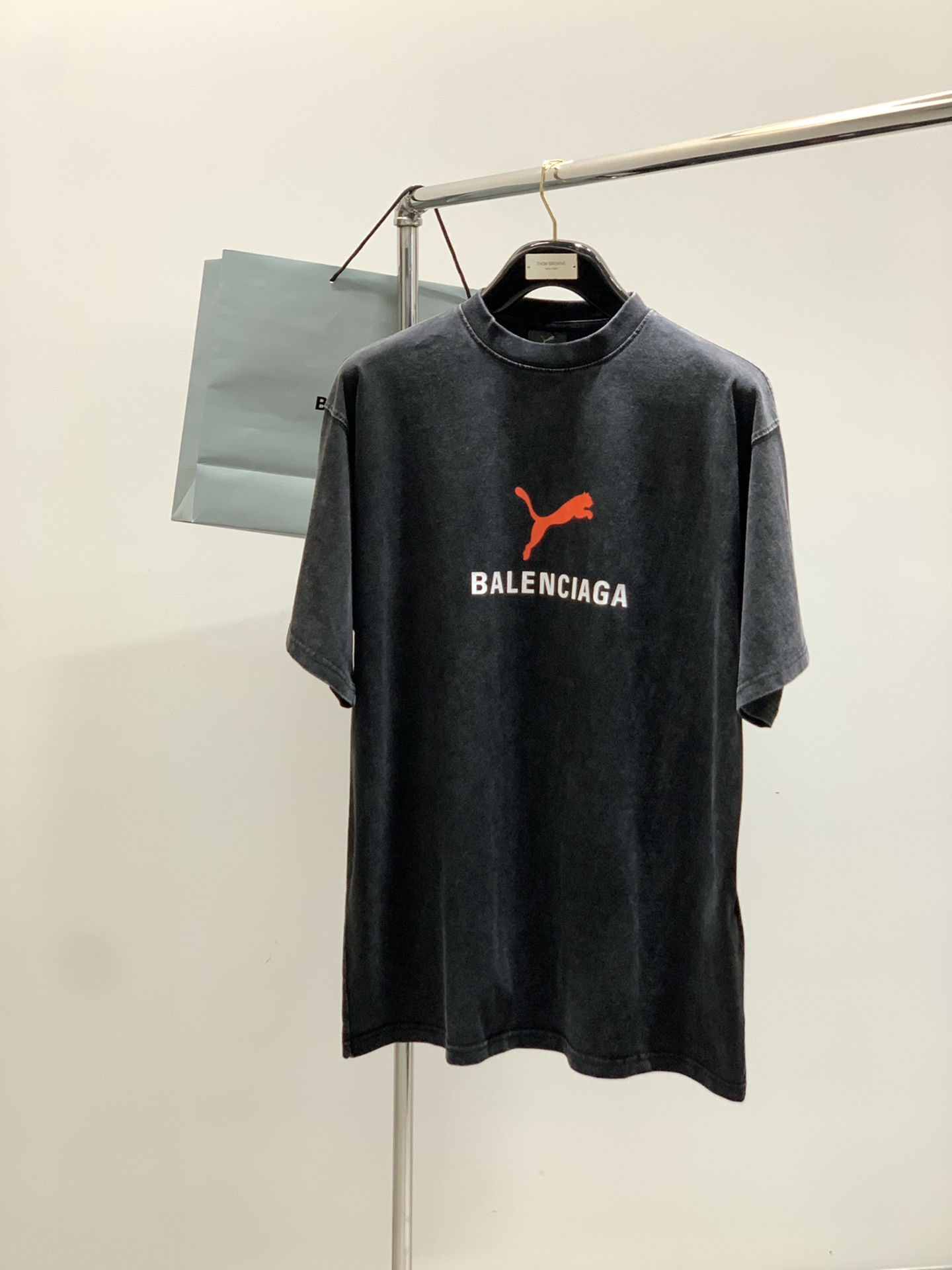 NO:450670,,Balenciaga Balenciaga, the latest summer model, the counter is available at the same time, original singles, hot fashion casual round neck short-sleeved T-shirt, imported original fabric, unique design, top-grade printing craft letter pattern decoration logo, simple and fashionable, handsome upper body, complete three standards, 3 colors recommended, code number XS-L,,balenciaga,balenciaga,T-shirt,tees,t-shirt,alexander wang19860909,Balenciaga 巴黎世家,夏季最新款,专柜同步有售,原单狠货,爆款时尚休闲圆领短袖T恤,进口原版面料,独特设计,顶级印花工艺字母图案装饰logo,简约时尚 ,上身帅气,三标齐全,3色推荐,码数XS-L,,balenciaga,balenciaga,T-shirt,tees，t-shirt,alexander wang,Men's clothing