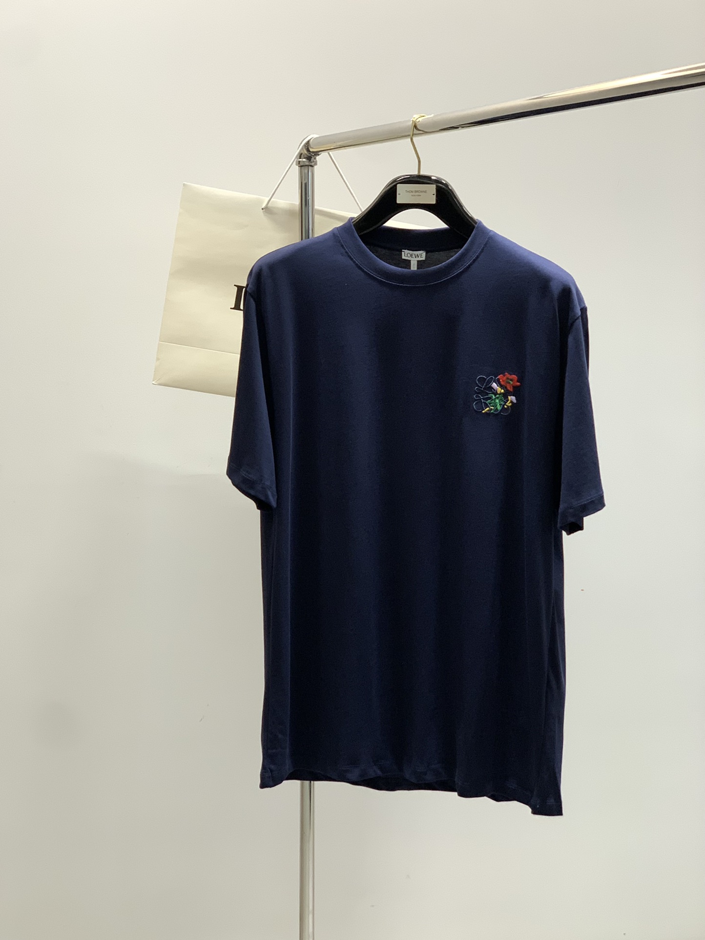 NO:450675,,Loewe, the latest summer model, available at the counter at the same time, original single product, fashionable and casual round neck short-sleeved T-shirt, very distinctive on the upper body!  Eye-catching and highlighted, imported original fabric, top-grade embroidery craft letter pattern decorative logo, simple but not lacking in fashion, classic and atmospheric, comfortable and breathable, handsome and stylish on the upper body, code number XS-L,,loewe,loewe,T-shirt,tees,t-shirt,alexander wang19860909,Loewe 罗意威,夏季最新款,专柜同步有售,原单狠货,时尚休闲圆领短袖T恤,上身很有特点！吸睛而有亮点,进口原版面料,顶级刺绣工艺字母图案装饰Logo,简单而不失时尚,经典大气,舒适透气,上身帅气有型,码数XS-L,,loewe,loewe,T-shirt,tees，t-shirt,alexander wang,Men's clothing