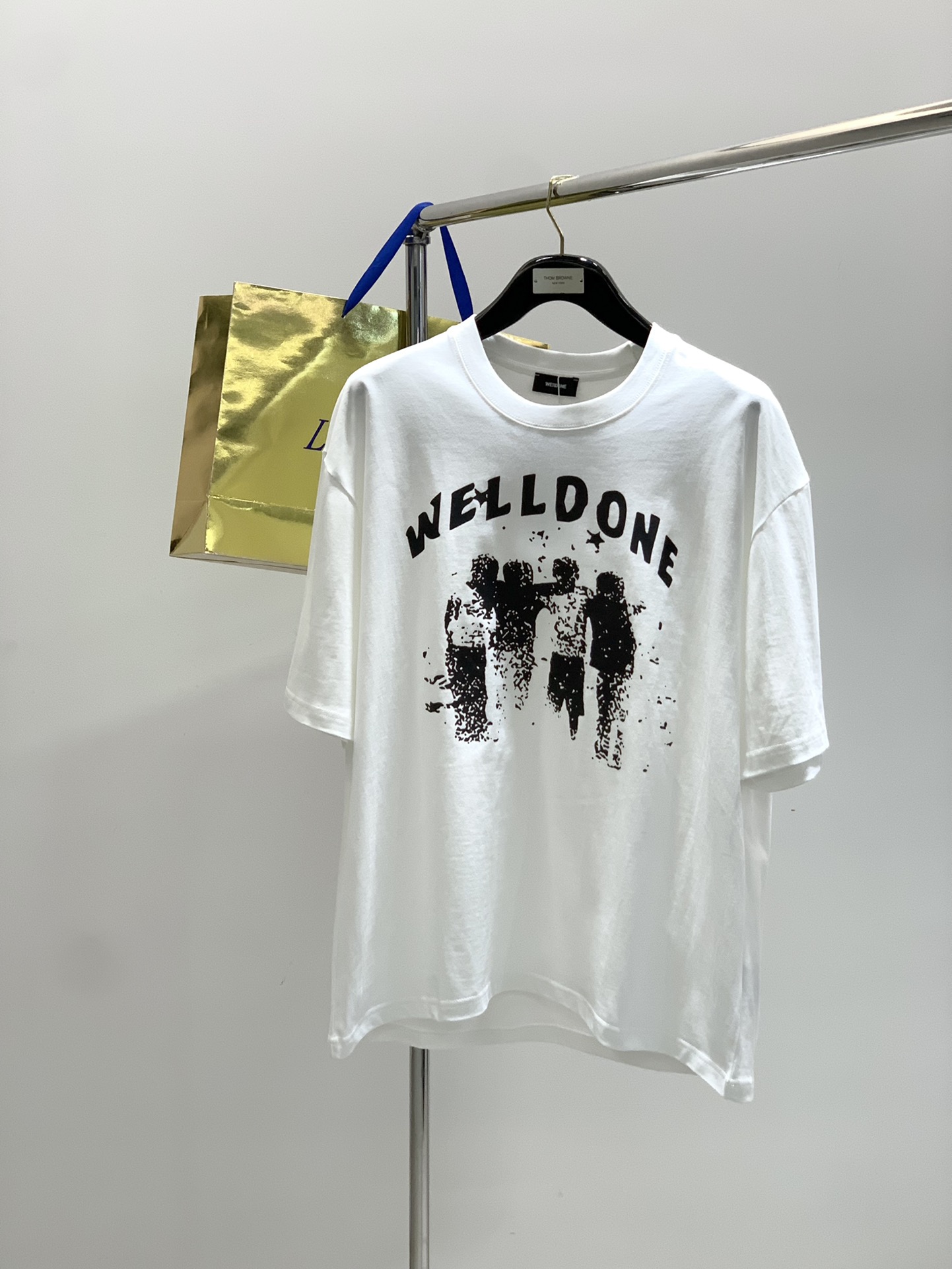 NO:458330,,WE11DONE Korean trendy brand, new summer products, special counters are available at the same time, original singles, fashionable and casual round neck short-sleeved T-shirt, using imported original fabric, top-grade printed craft letter pattern logo, extremely high grade, counters are selling, fashionable and handsome, three-standard, 2 colors recommended, code number S-L, T-shirt,tees, t-shirt,alexander wang19860909,WE11DONE韩国潮牌,夏季新品,专柜同步有售,原单狠货,时尚休闲圆领短袖T恤,采用进口原版面料,顶级印花工艺字母图案logo,档次极高,专柜卖相,上身时尚帅气,三标齐全,2色推荐,码数S-L,,T-shirt,tees，t-shirt,alexander wang,Men's clothing