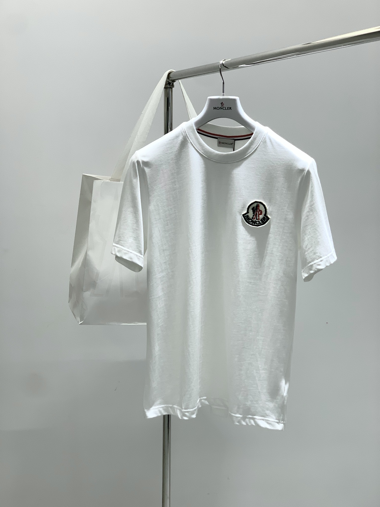 NO:458286,,Moncler cover, the latest summer product, the counter is available for sale at the same time, fashionable and casual round neck short-sleeved T-shirt, comfortable on the upper body!  Eye-catching and highlighted, using imported original fabric, top-grade embroidery craft letter pattern logo, simple but not lacking in fashion, fashionable and handsome upper body, 3 colors recommendation, S-XL, Moncler, T-shirt, tees, t-shirt, alexander wang19860909,Moncler 蒙口,夏季最新品,专柜同步有售原单狠货,时尚休闲圆领短袖T恤,上身舒适！吸睛而有亮点,采用进口原版面料,顶级刺绣工艺字母图案logo,简单而不失时尚,上身时尚帅气,3色推荐,码数S-XL,,Moncler,T-shirt,tees，t-shirt,alexander wang,Men's clothing