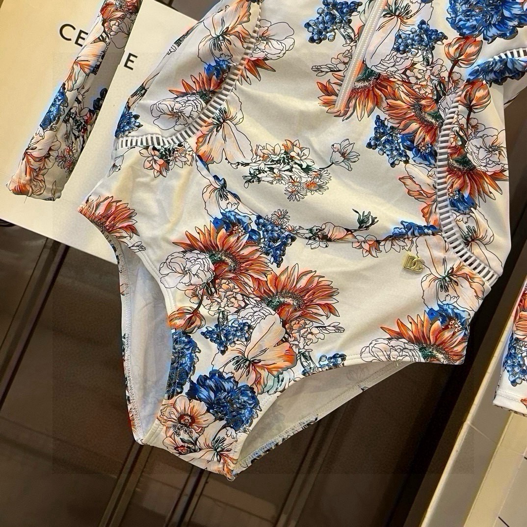  🆕
D&G杜嘉班纳2024年新款潜水服，小心机泳衣，个性十足，超显水蛇腰，出游必备SM L  XL
