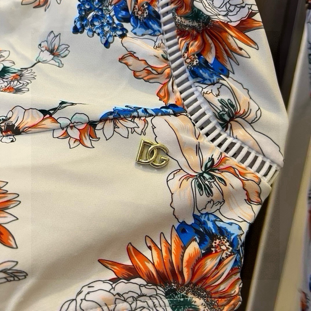  🆕
D&G杜嘉班纳2024年新款潜水服，小心机泳衣，个性十足，超显水蛇腰，出游必备SM L  XL
