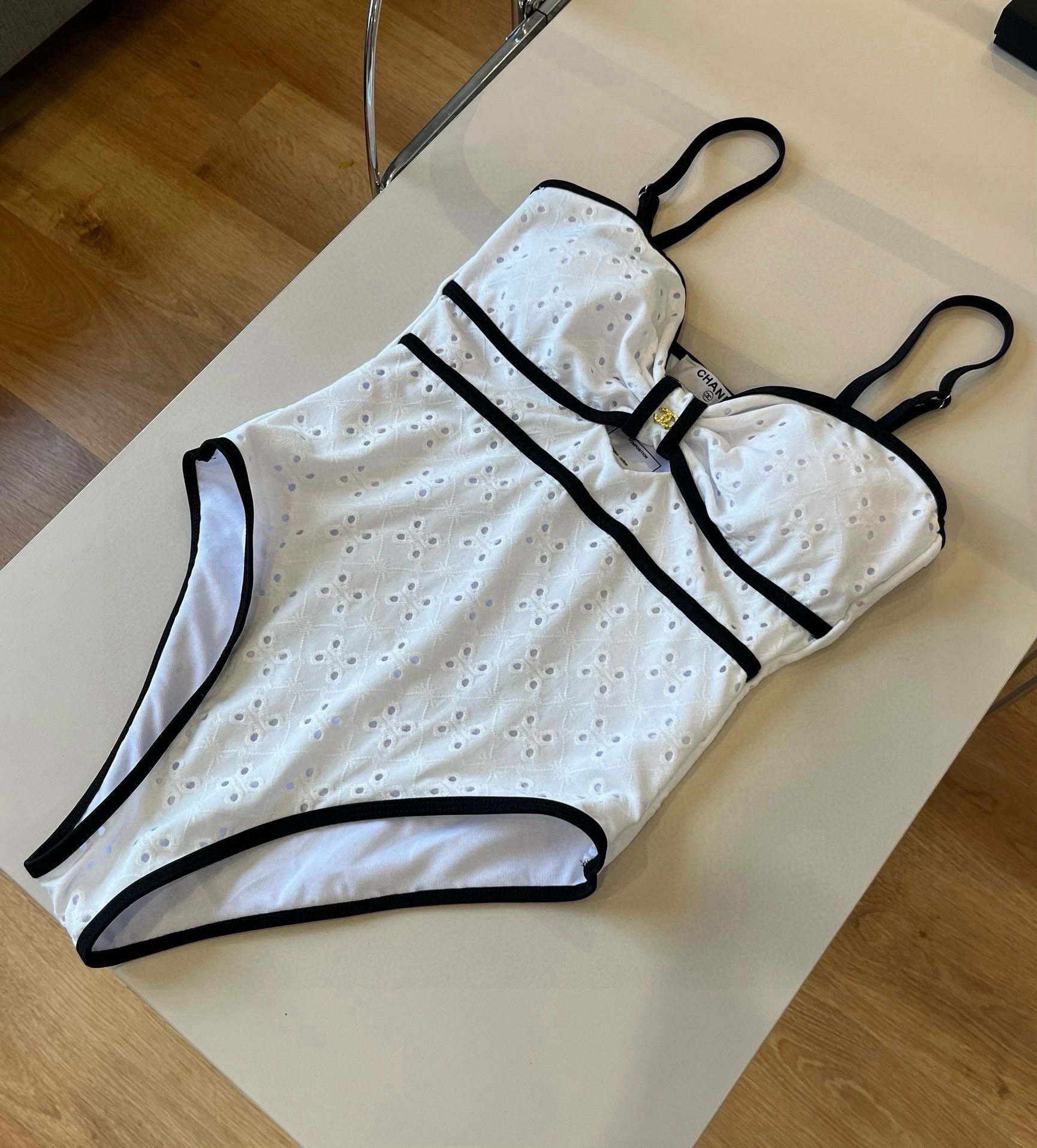  🆕
Chanel 香奈儿连体泳衣 😍🥰适合多种场景的游泳衣🏊‍♀️海边 游泳池 温泉 水上乐园 漂流都