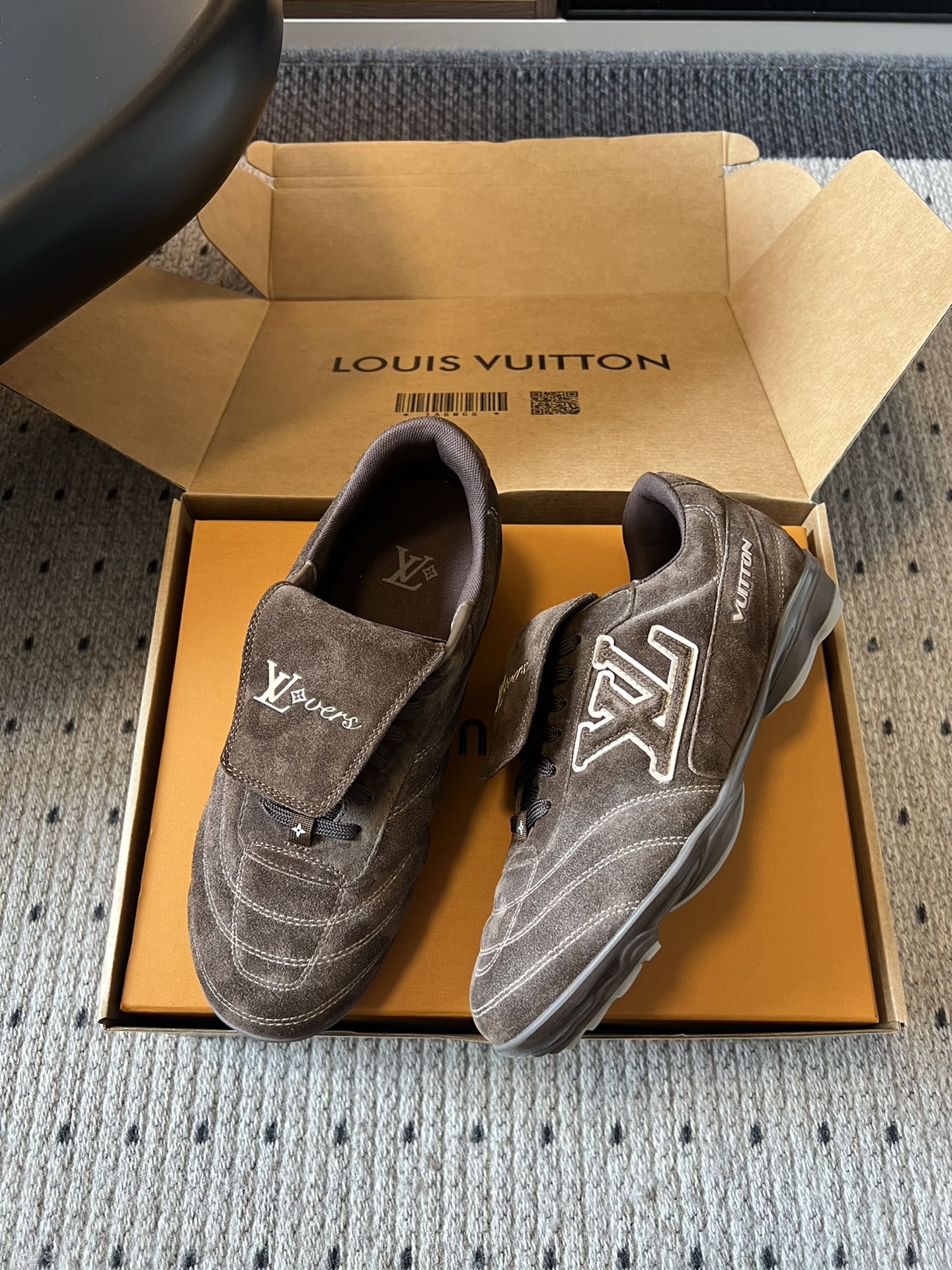
Louis Vuitto* Footprint Soccer  麂皮球鞋老钱风鞋款

绒面牛皮鞋身，呈