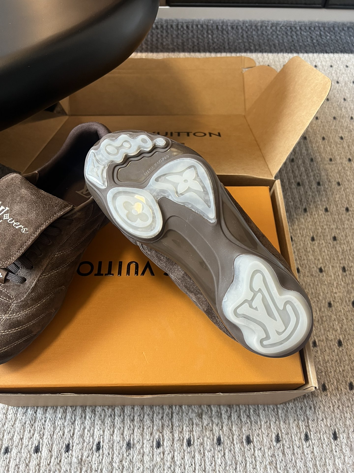 
Louis Vuitto* Footprint Soccer  麂皮球鞋老钱风鞋款

绒面牛皮鞋身，呈