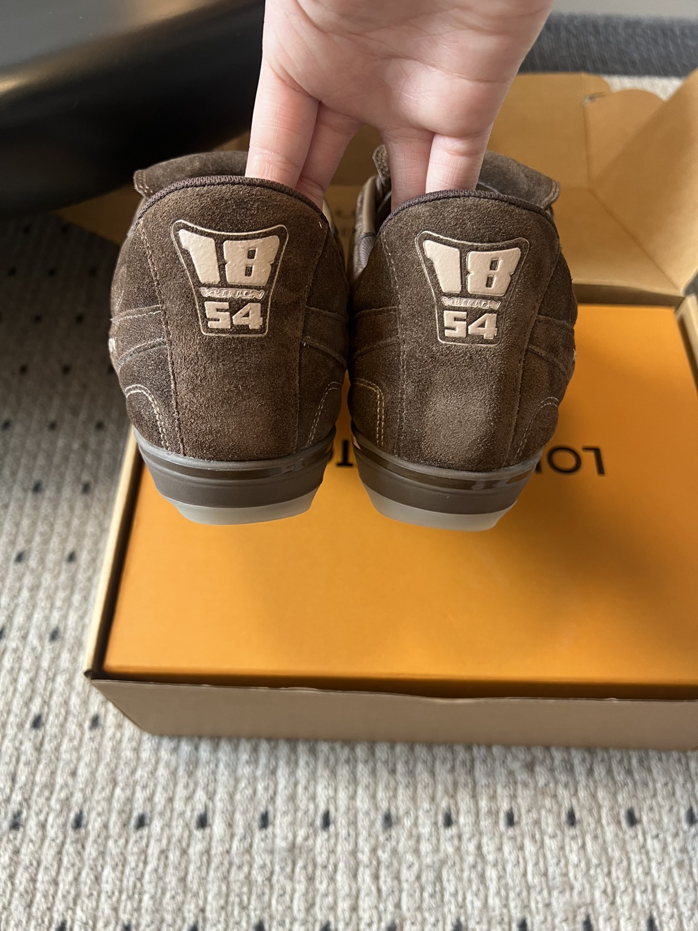 
Louis Vuitto* Footprint Soccer  麂皮球鞋老钱风鞋款

绒面牛皮鞋身，呈
