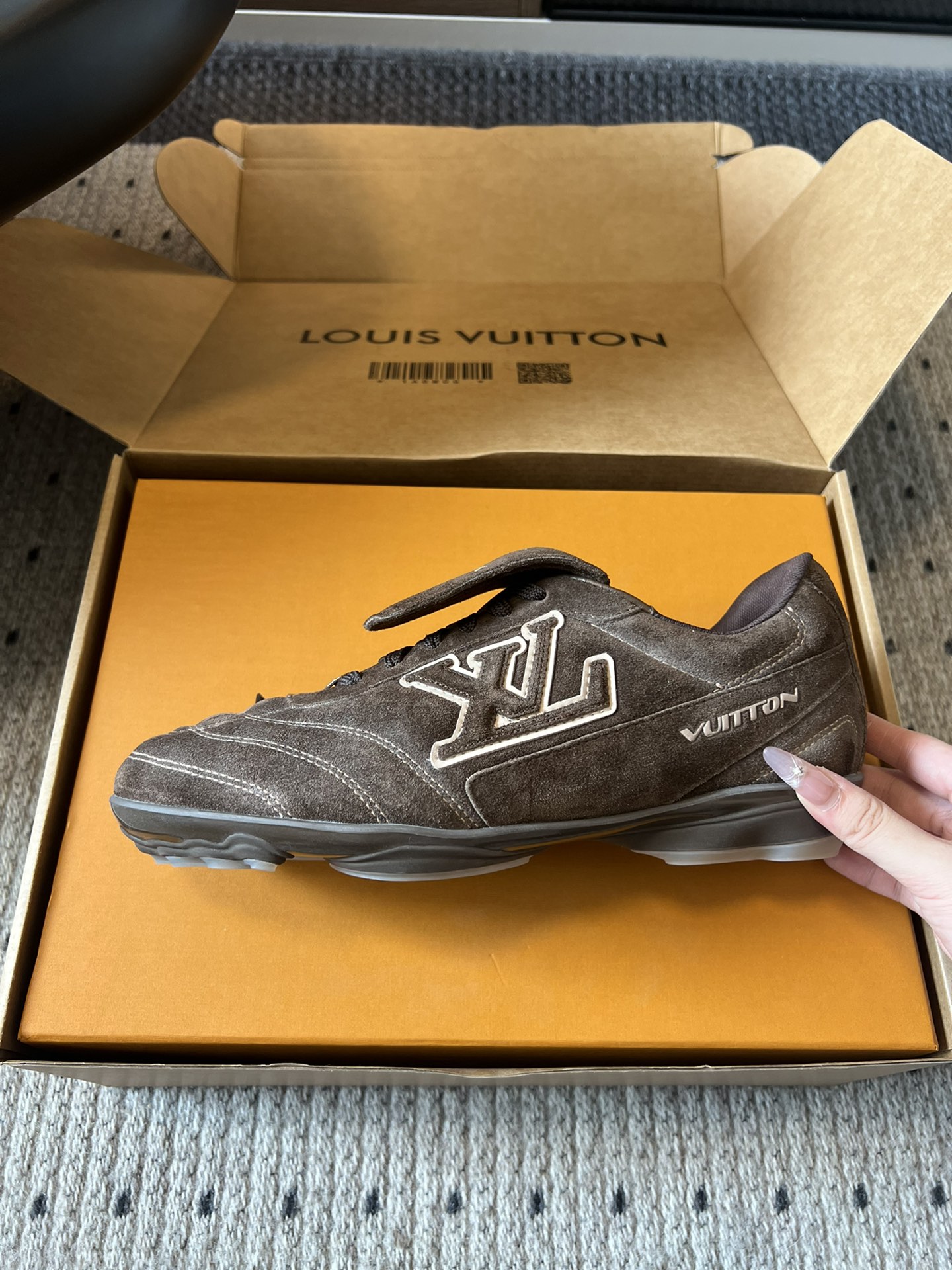 
Louis Vuitto* Footprint Soccer  麂皮球鞋老钱风鞋款

绒面牛皮鞋身，呈